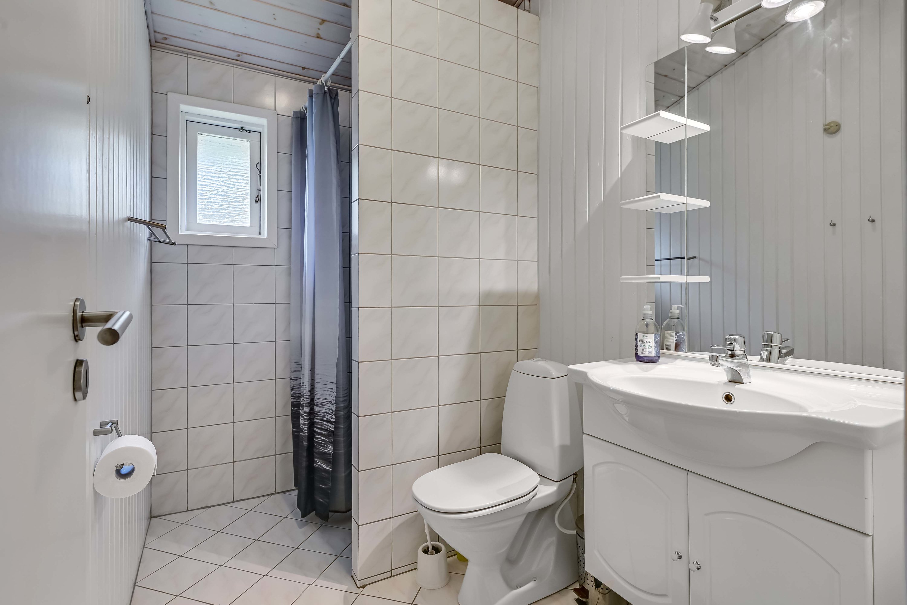 Fremhævet badeværelse billede i fuldskærmstilstand. Billede af Bjergbovej 11, 6857 Blåvand