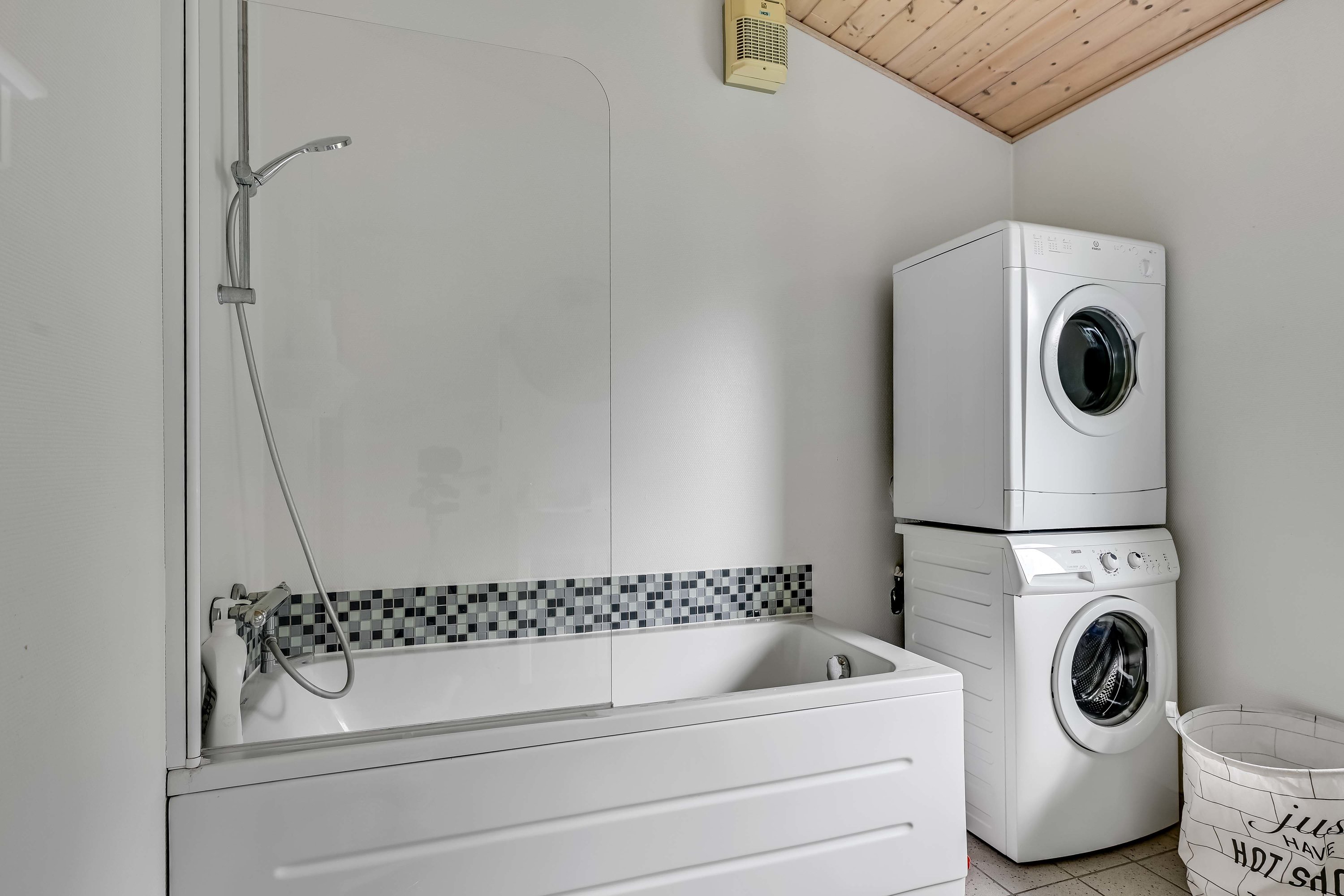 Fremhævet badeværelse billede i fuldskærmstilstand. Billede af Bjergbovej 11, 6857 Blåvand