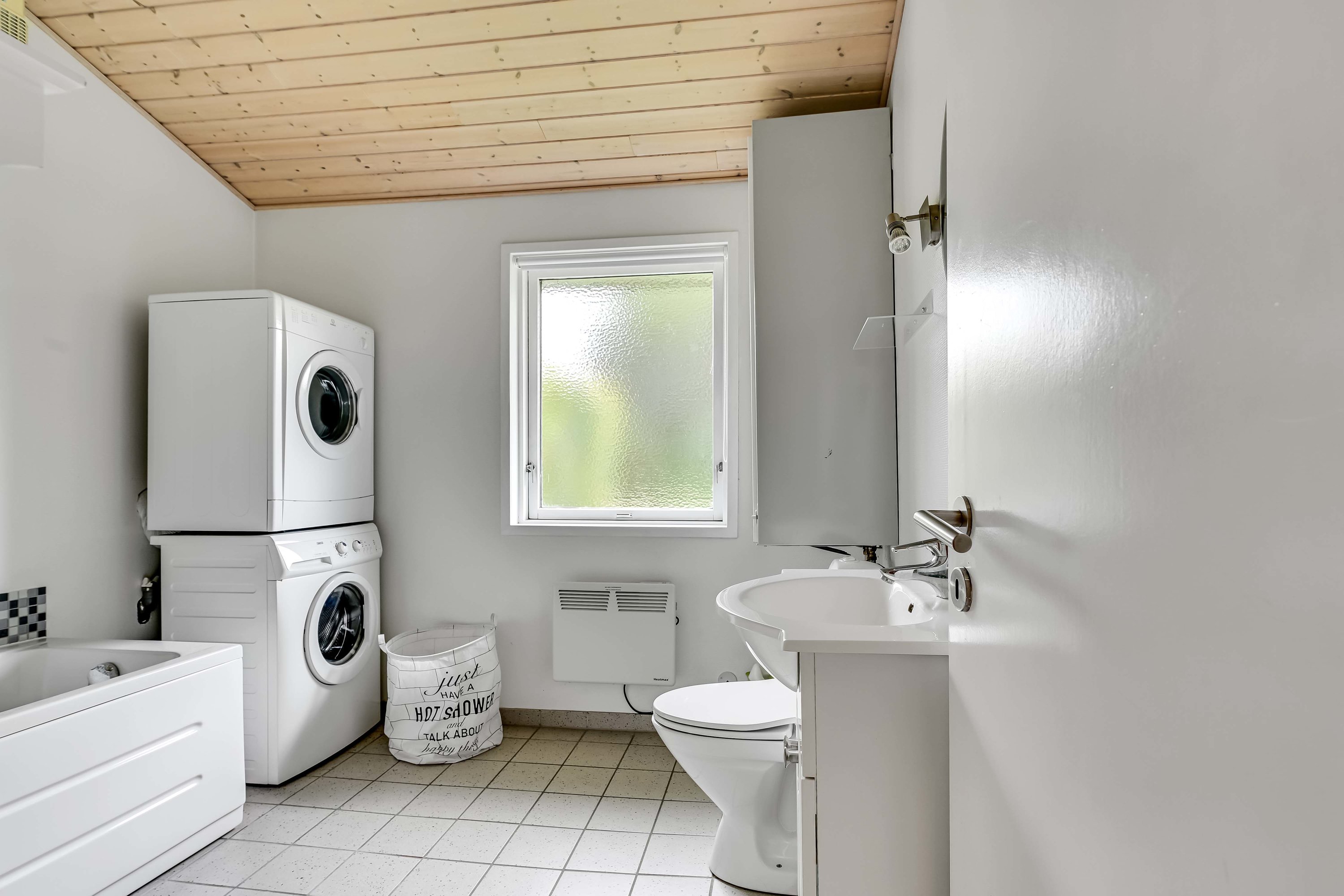 Fremhævet badeværelse billede i fuldskærmstilstand. Billede af Bjergbovej 11, 6857 Blåvand