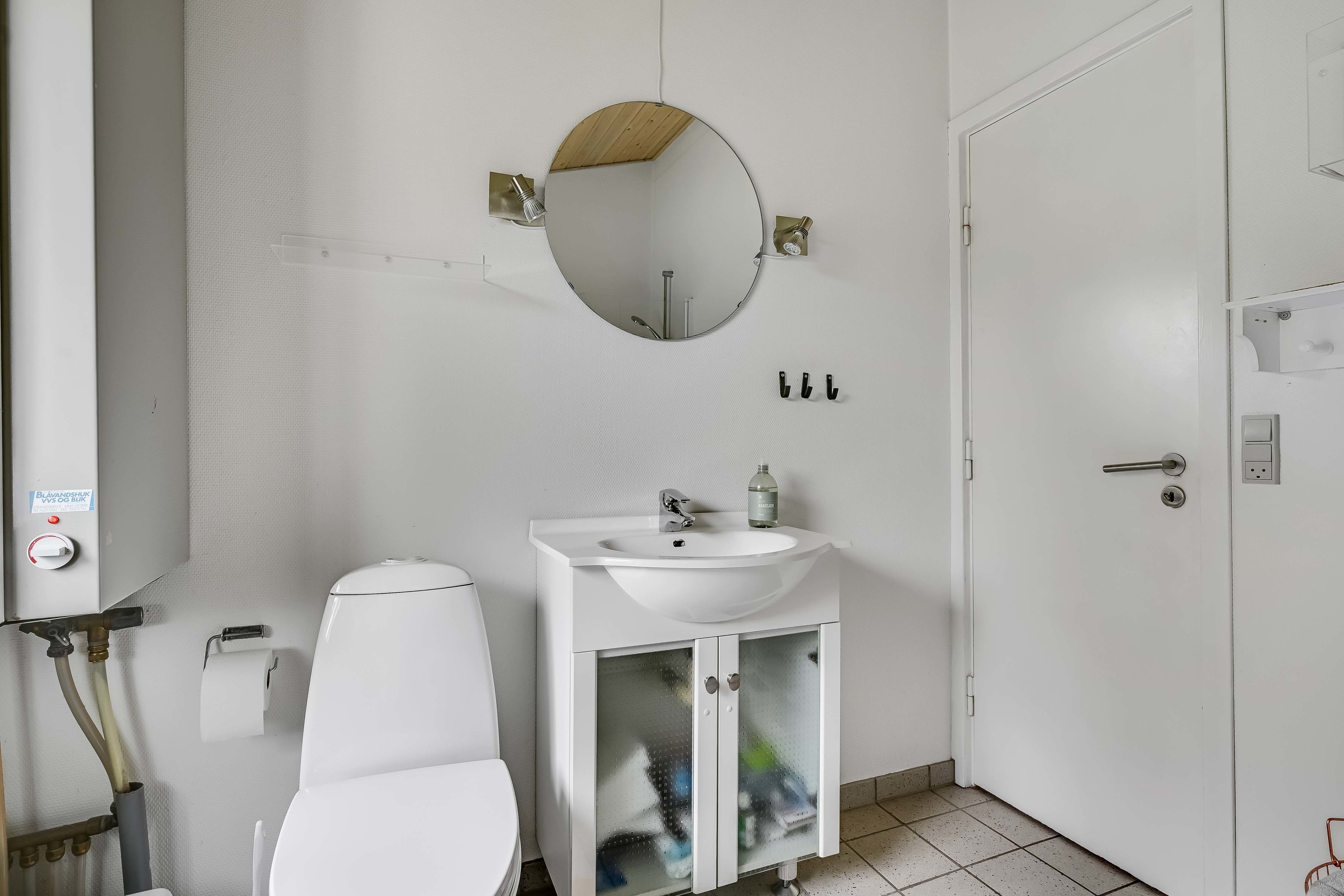 Fremhævet toilet billede i fuldskærmstilstand. Billede af Bjergbovej 11, 6857 Blåvand