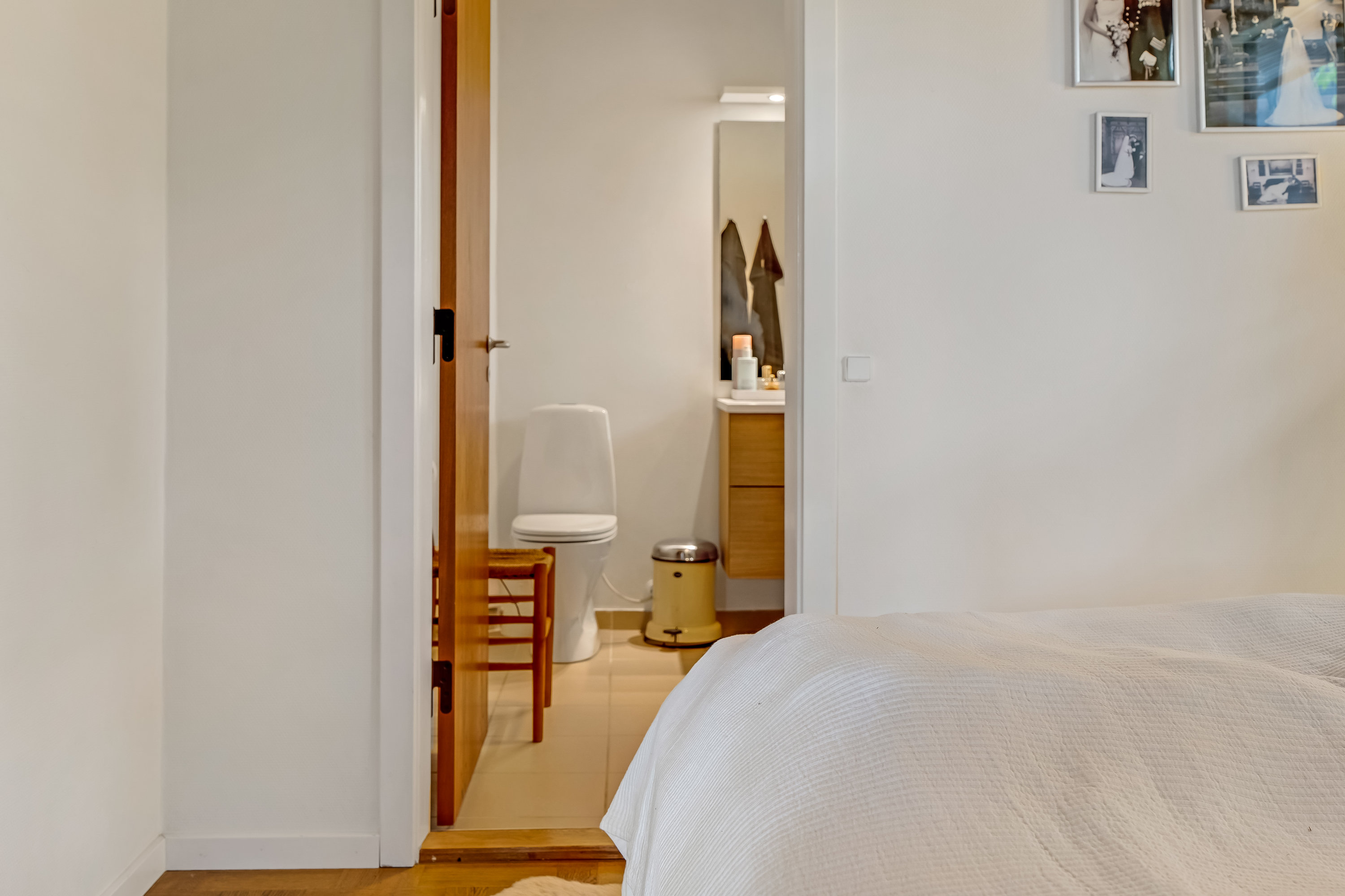 Fremhævet soveværelse billede i fuldskærmstilstand. Billede af Digemestervej 3, 3400 Hillerød