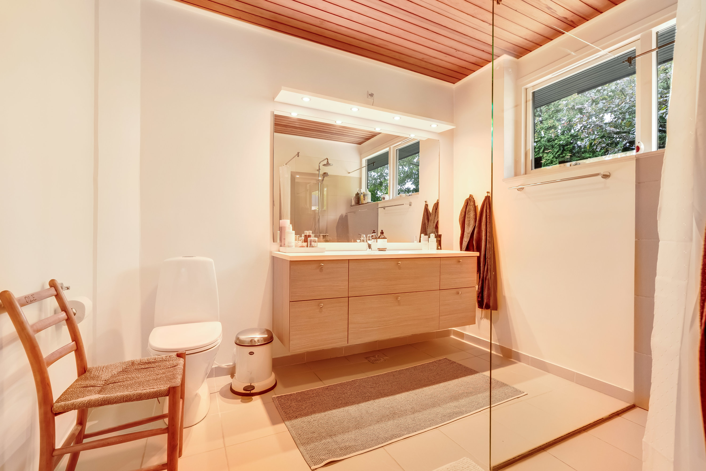 Fremhævet badeværelse billede i fuldskærmstilstand. Billede af Digemestervej 3, 3400 Hillerød