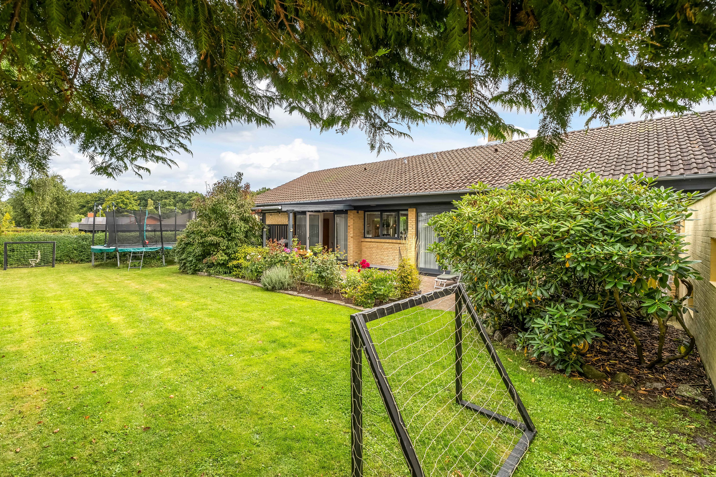 Fremhævet facade billede i fuldskærmstilstand. Billede af Digemestervej 3, 3400 Hillerød