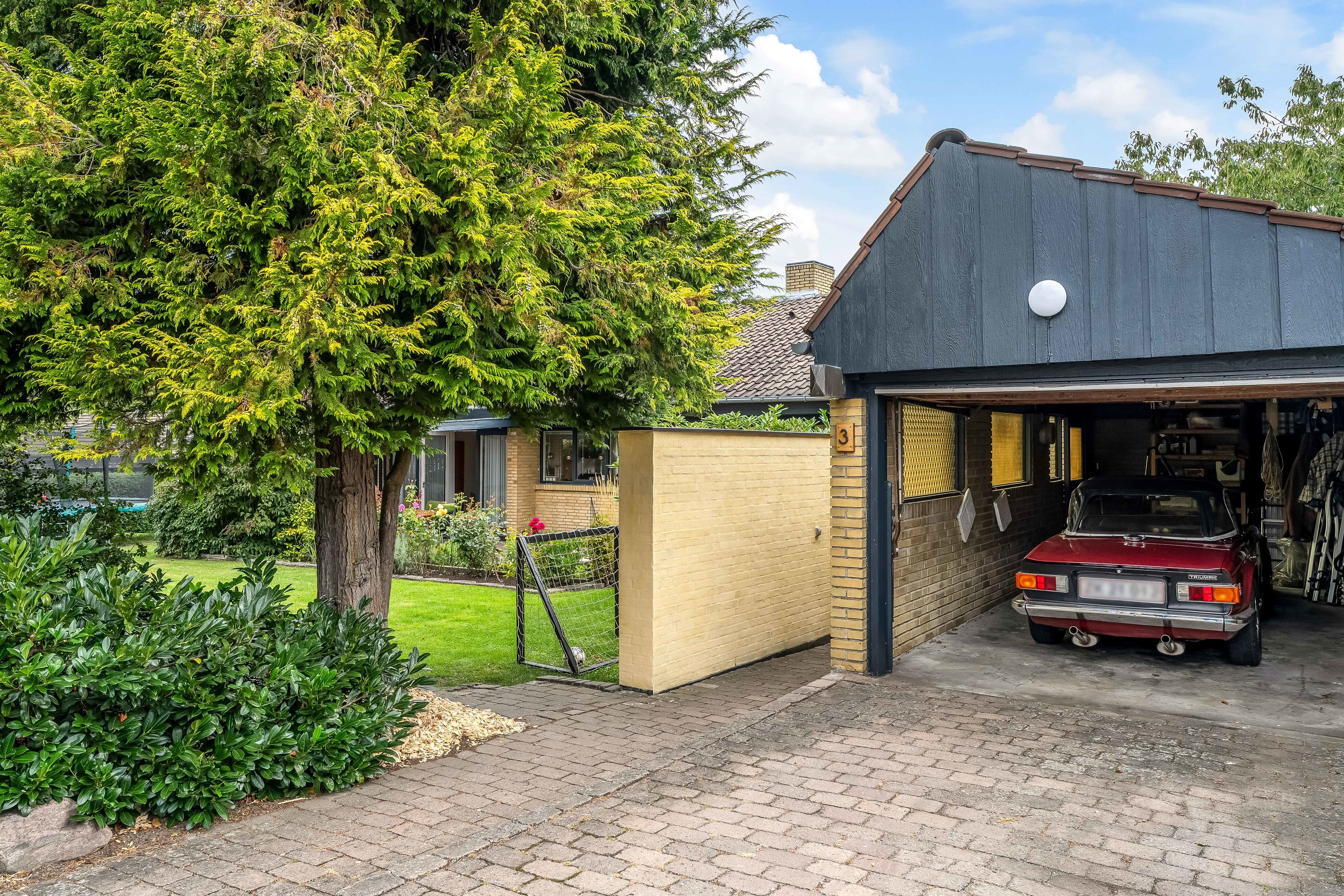 Fremhævet facade billede i fuldskærmstilstand. Billede af Digemestervej 3, 3400 Hillerød