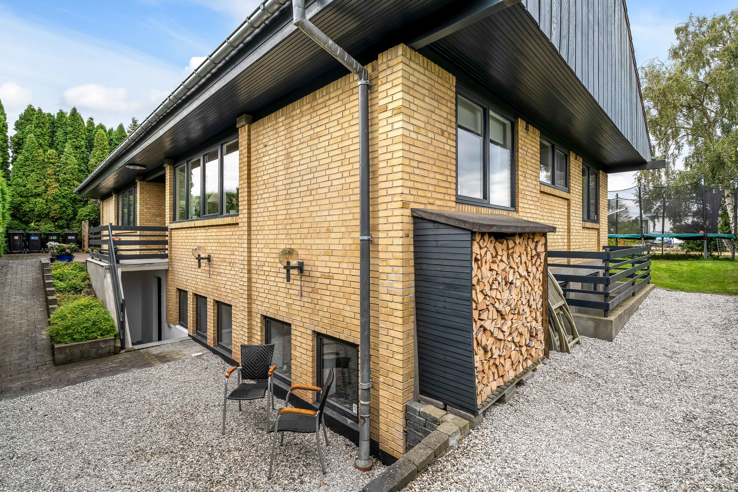 Fremhævet facade billede i fuldskærmstilstand. Billede af Digemestervej 3, 3400 Hillerød