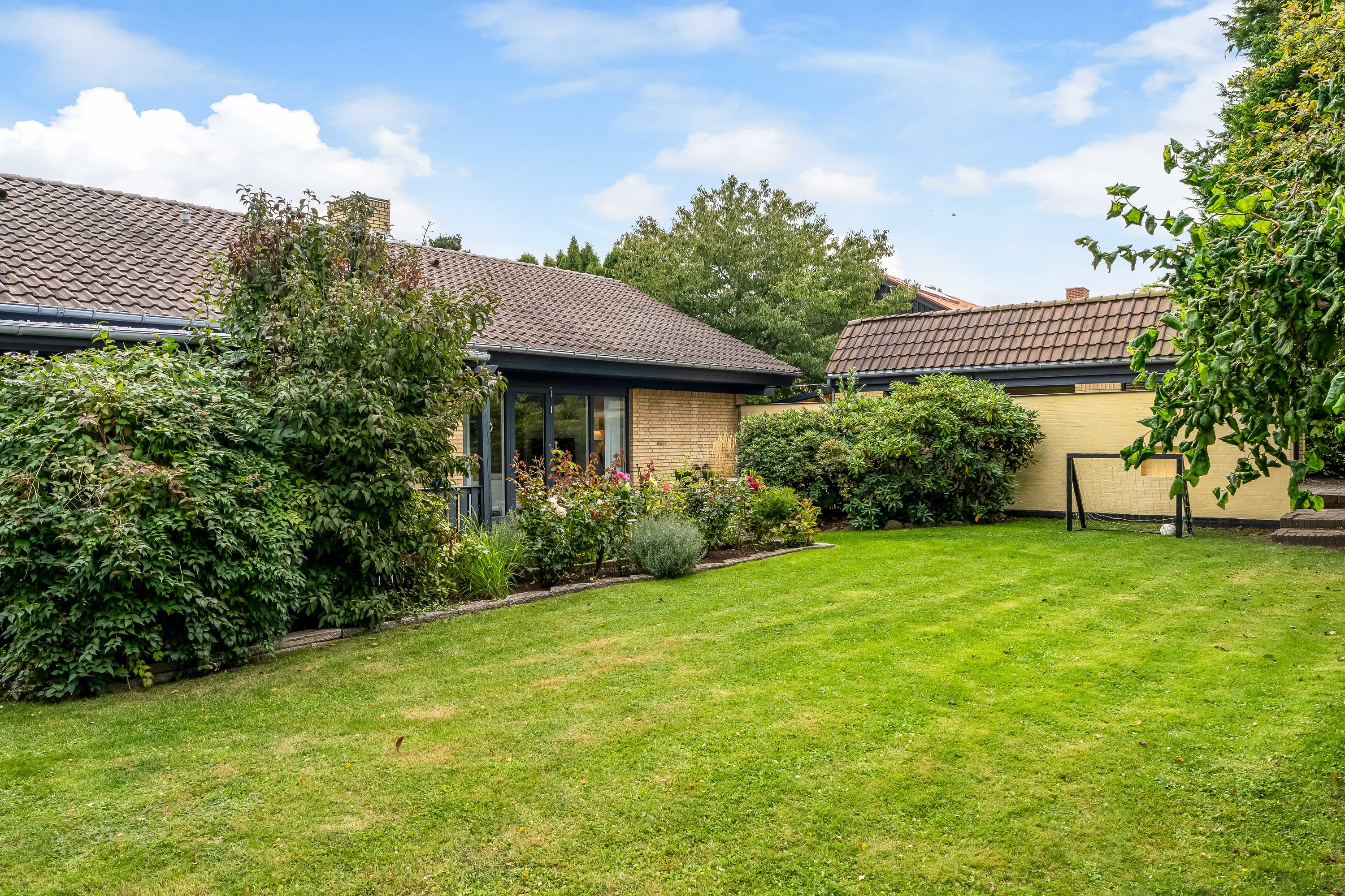 Fremhævet facade billede i fuldskærmstilstand. Billede af Digemestervej 3, 3400 Hillerød