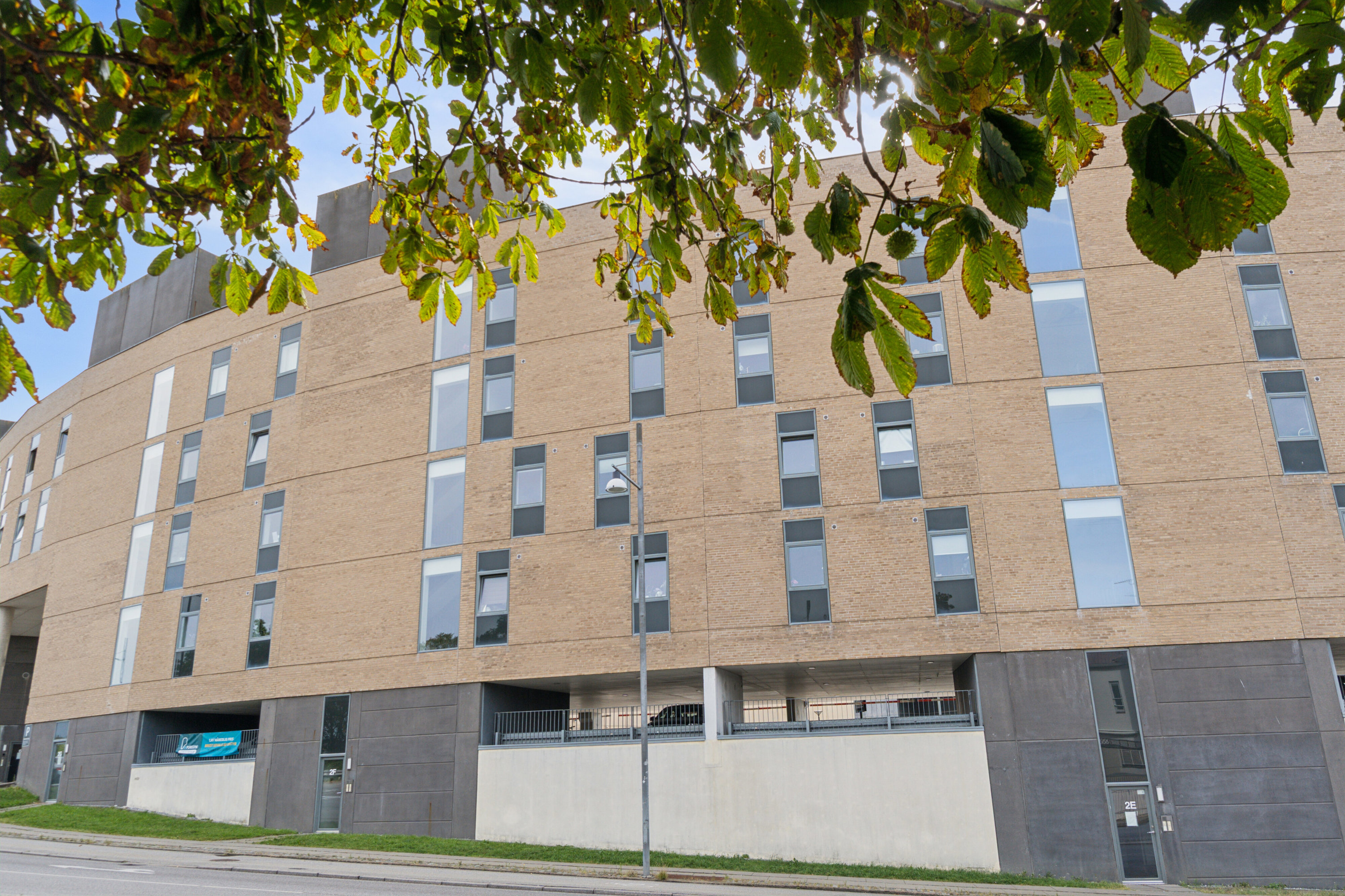 Fremhævet set fra vejen billede i fuldskærmstilstand. Billede af Østbrovej 2F, 4. 1., 2600 Glostrup