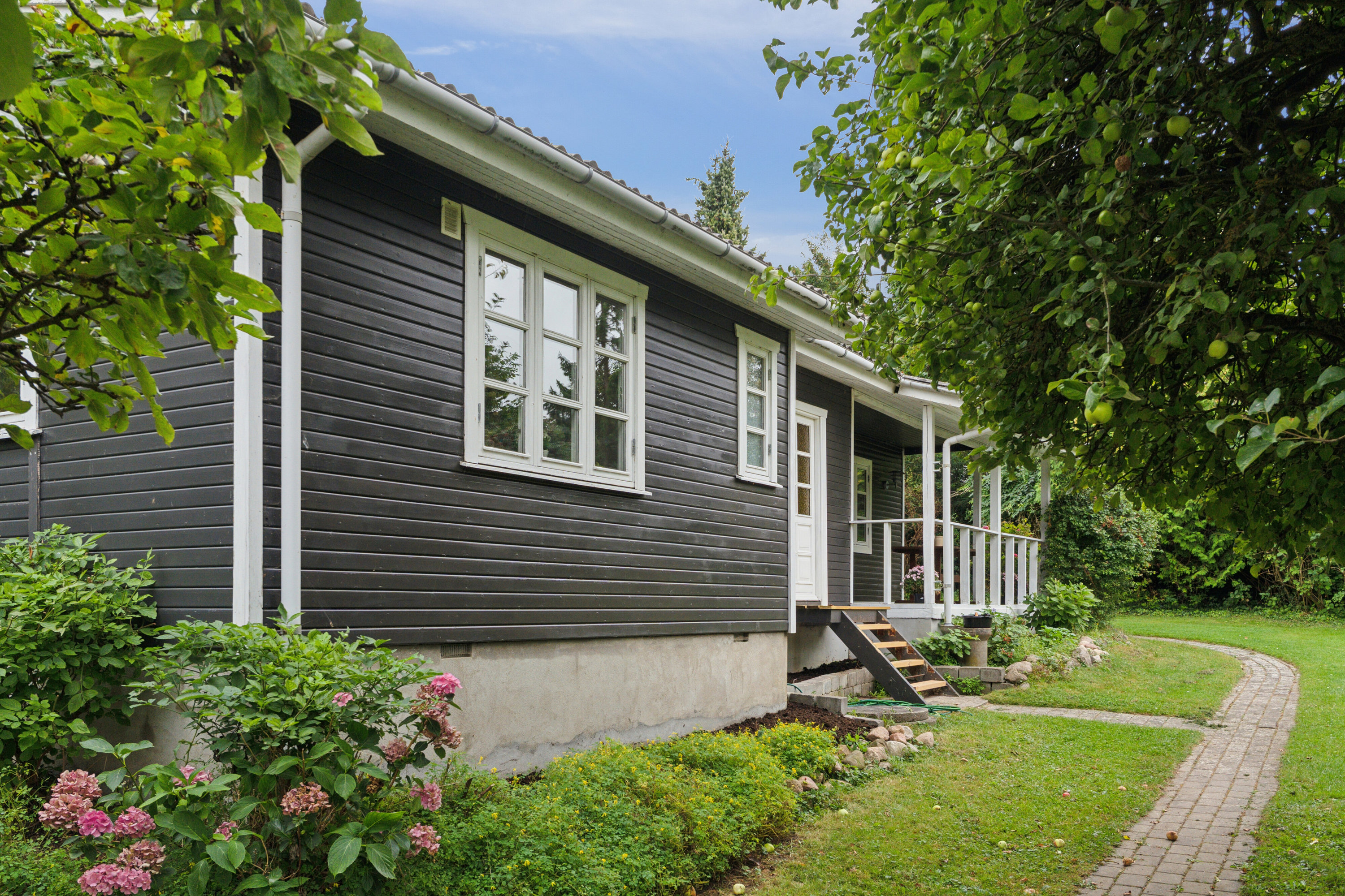 Fremhævet set fra haven billede i fuldskærmstilstand. Billede af Mosestien 29, Roneklint St, 4720 Præstø