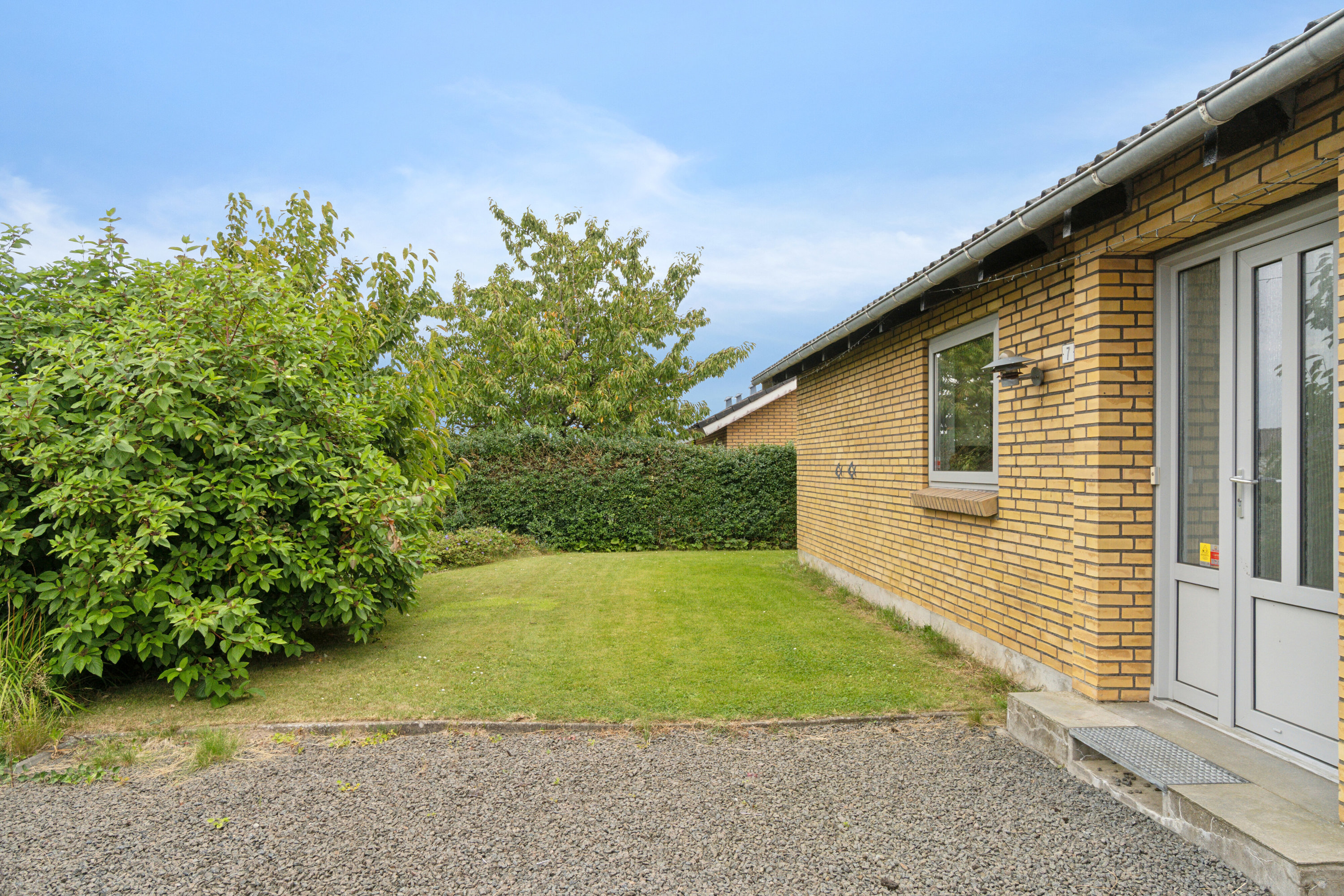 Fremhævet udendørs billede i fuldskærmstilstand. Billede af Drosselvej 7, 8721 Daugård