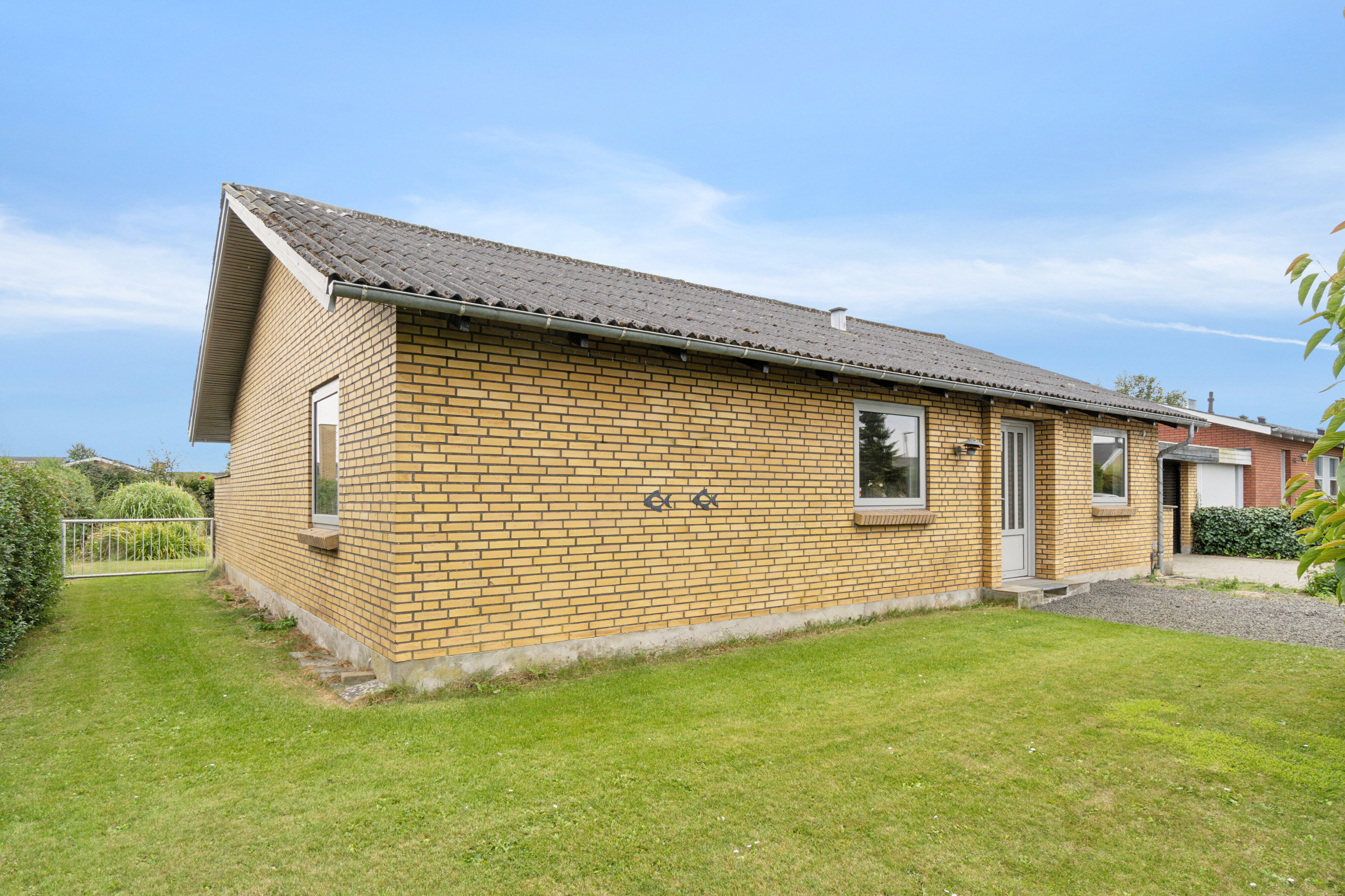 Fremhævet set fra haven billede i fuldskærmstilstand. Billede af Drosselvej 7, 8721 Daugård