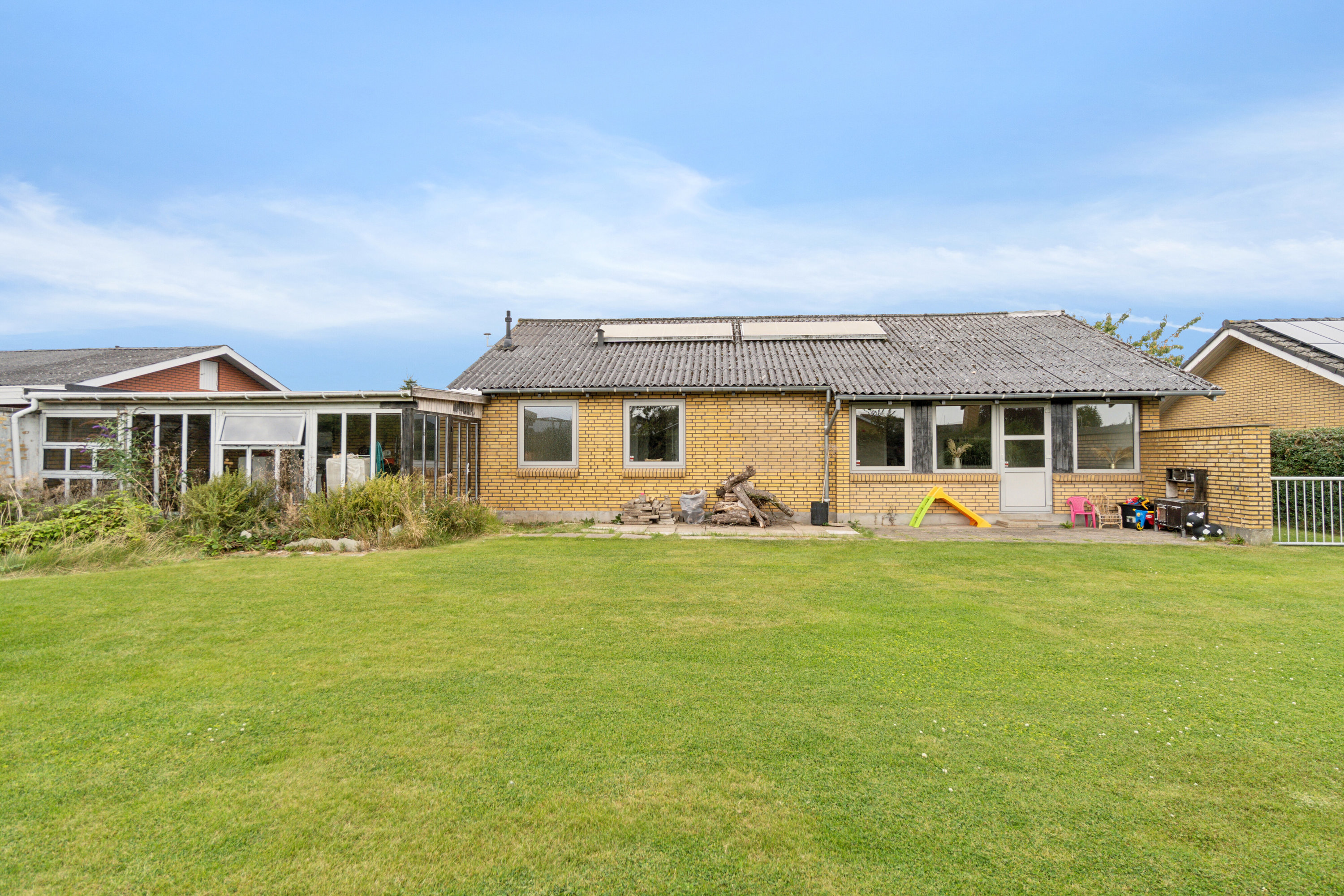 Fremhævet set fra haven billede i fuldskærmstilstand. Billede af Drosselvej 7, 8721 Daugård