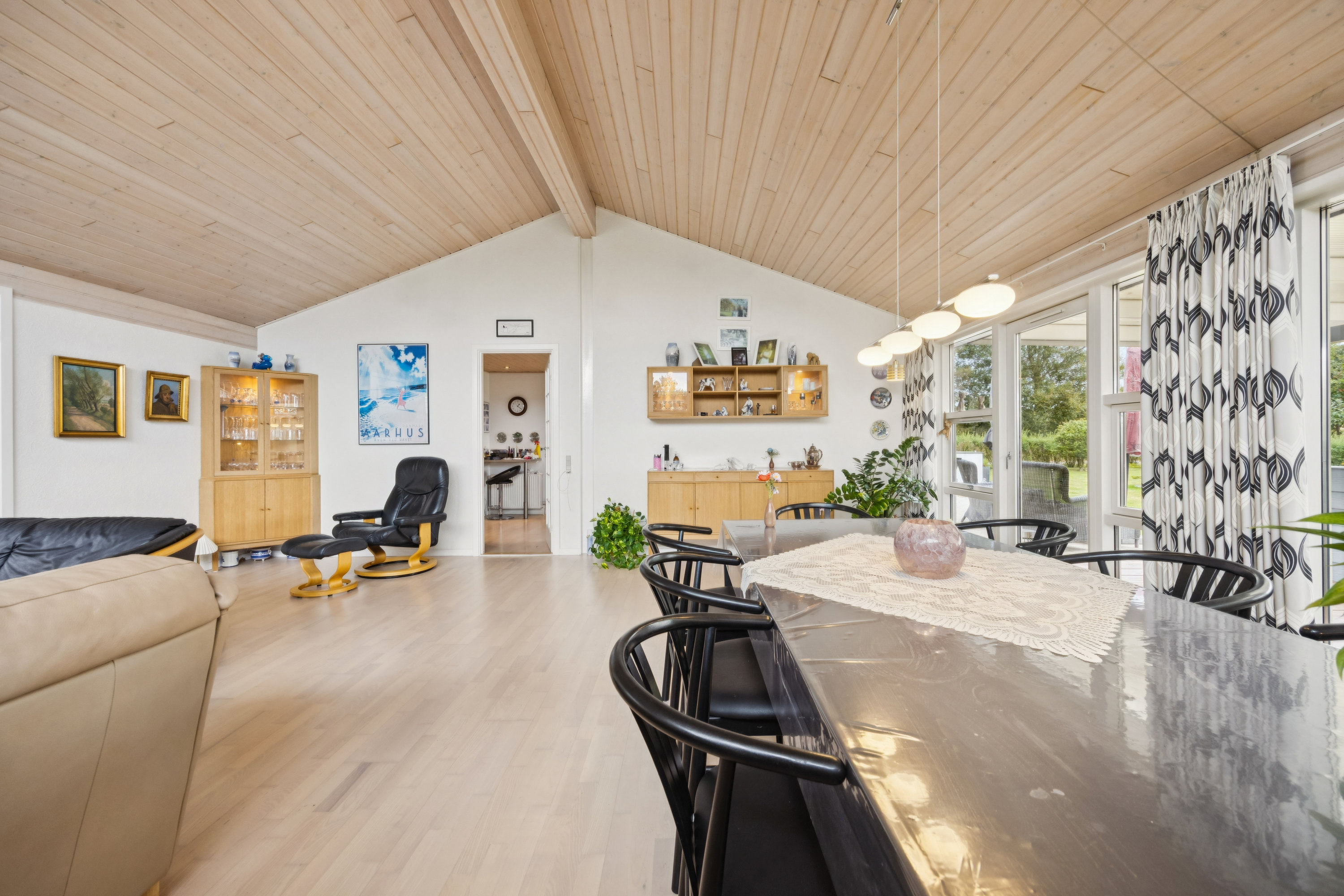 Fremhævet stue billede i fuldskærmstilstand. Billede af Hvolgården 58, Vester Hassing, 9310 Vodskov