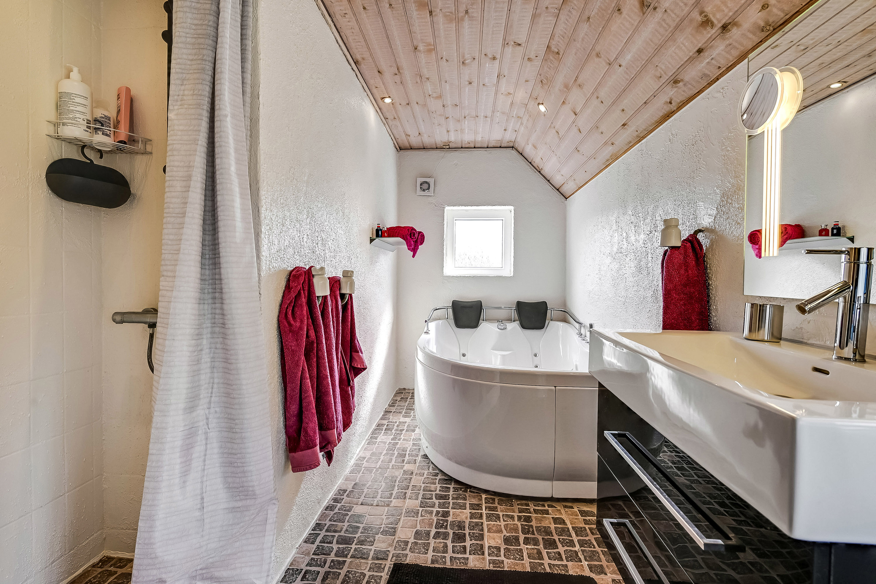 Fremhævet badeværelse billede i fuldskærmstilstand. Billede af Hummelmosevej 21, Vedersø, 6990 Ulfborg