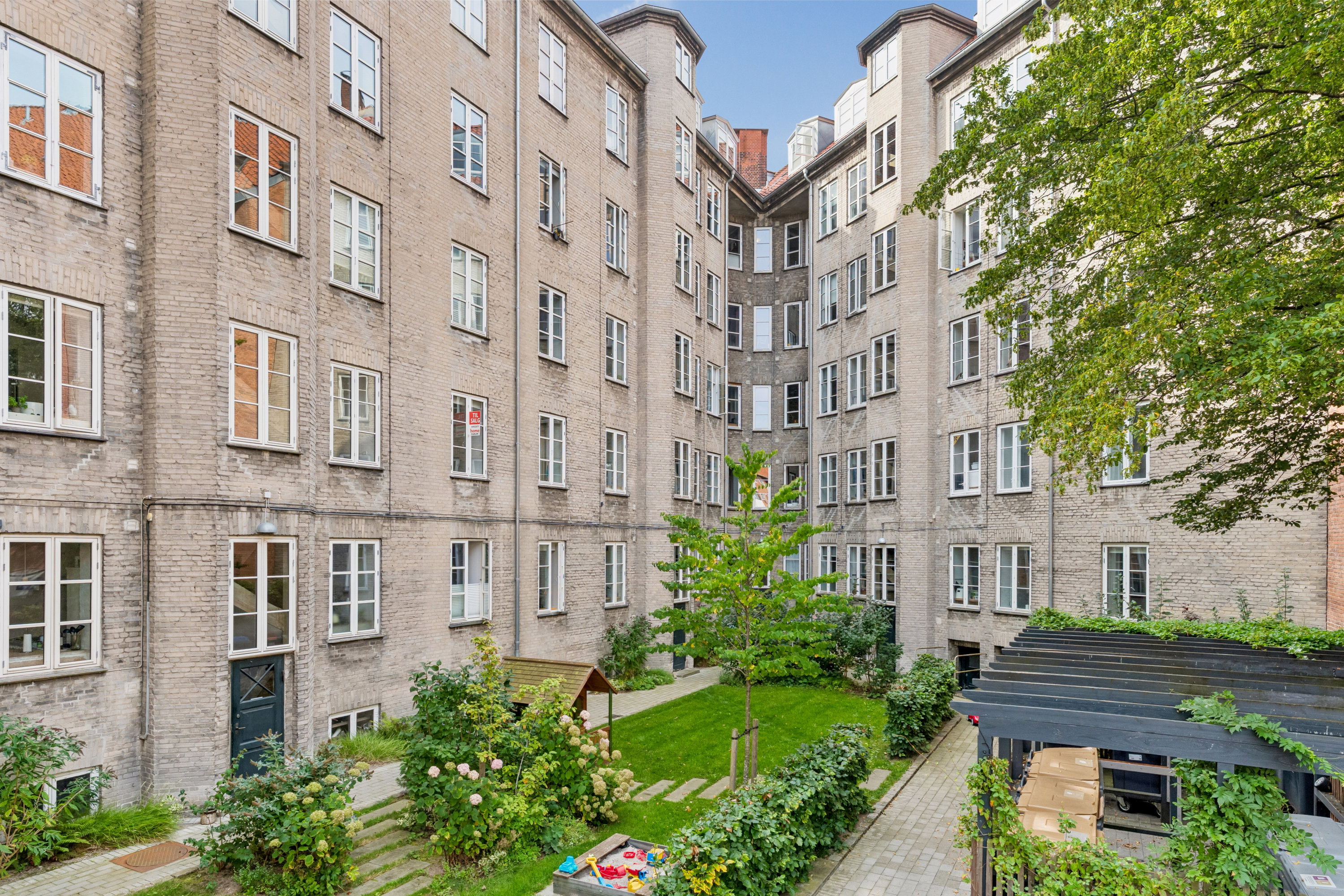 Fremhævet gårdmiljø billede i fuldskærmstilstand. Billede af Bryggervangen 2, st.. th., 2100 København Ø