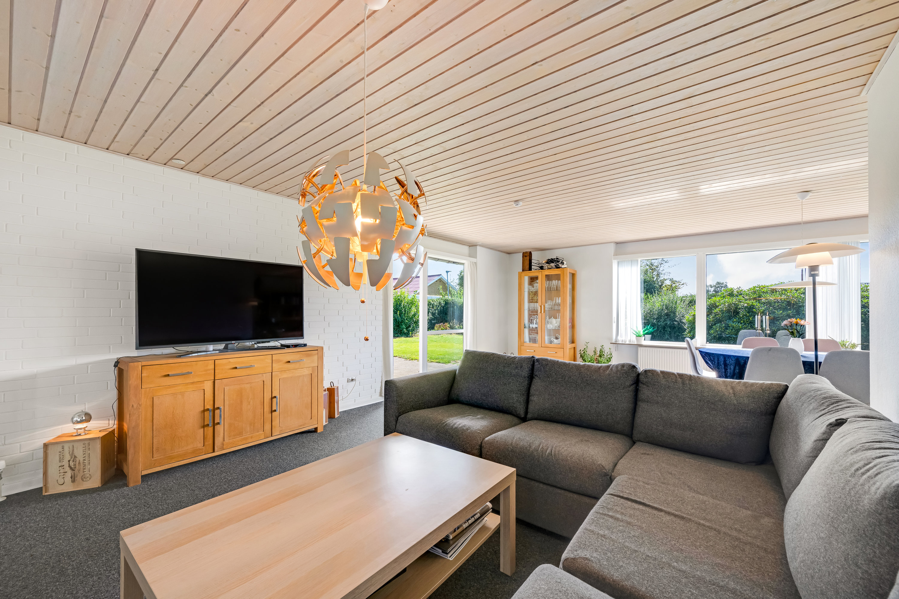 Fremhævet stue billede i fuldskærmstilstand. Billede af Brombærvej 6, Rindum, 6950 Ringkøbing