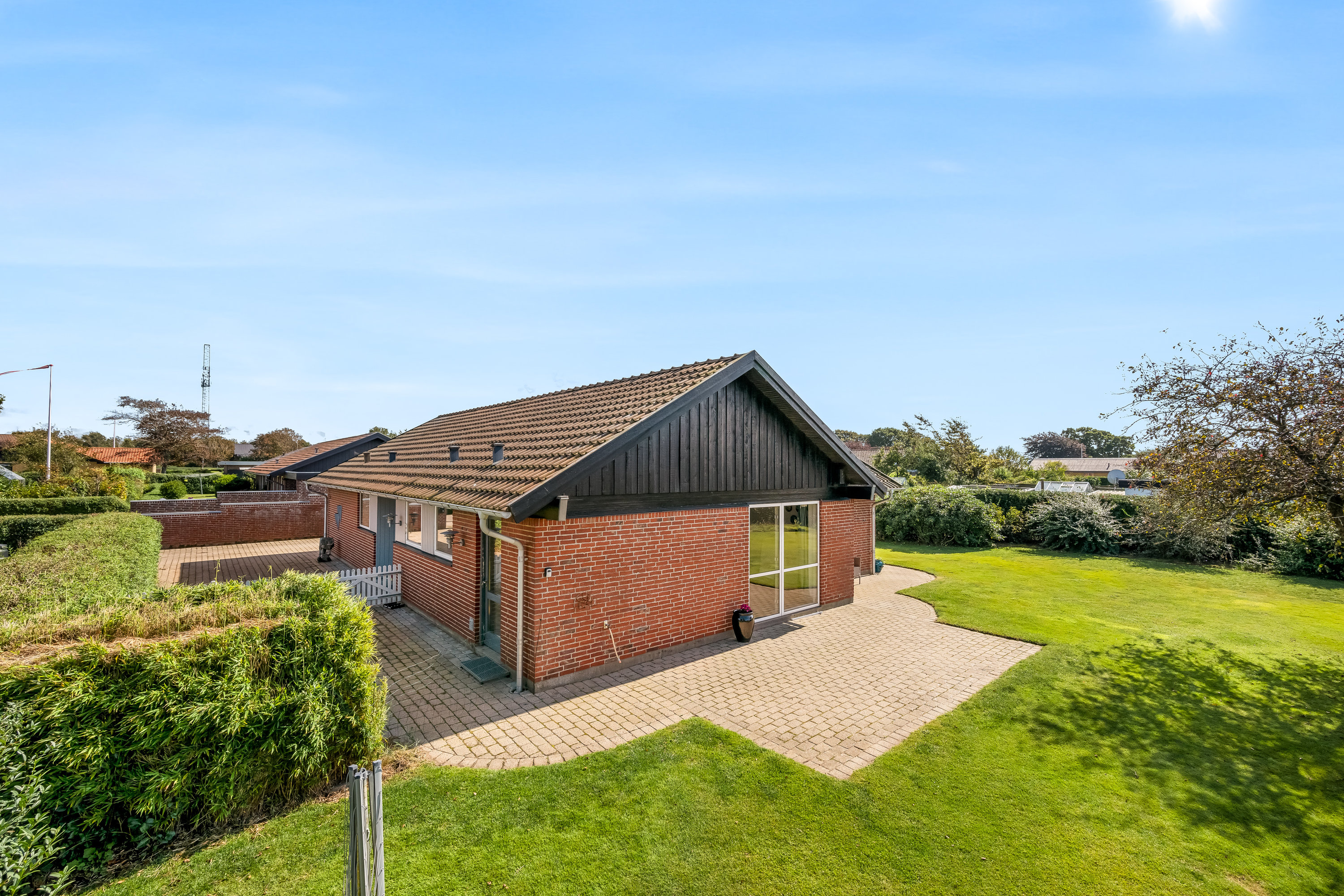 Fremhævet facade billede i fuldskærmstilstand. Billede af Brombærvej 6, Rindum, 6950 Ringkøbing