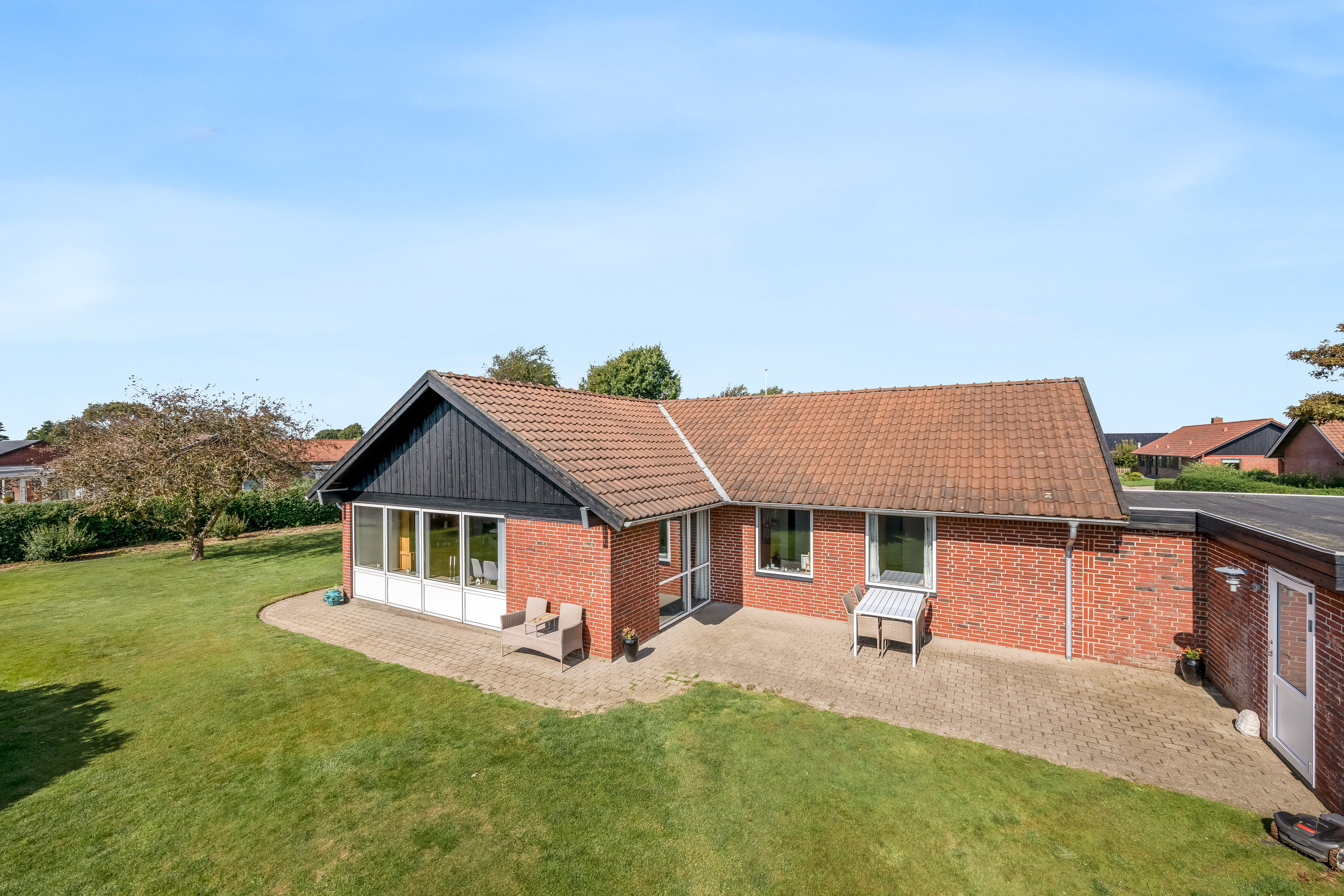 Fremhævet facade billede i fuldskærmstilstand. Billede af Brombærvej 6, Rindum, 6950 Ringkøbing