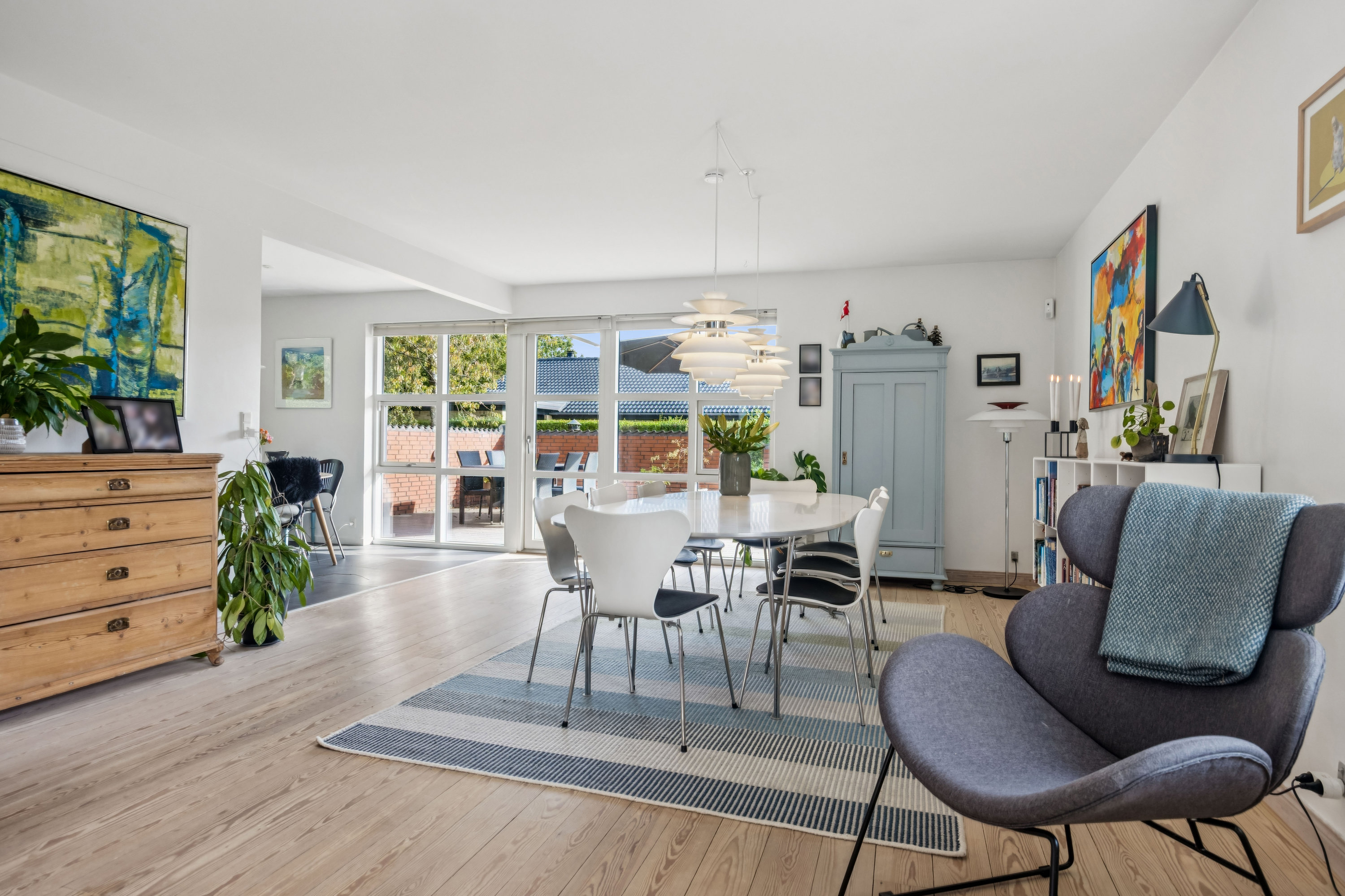 Fremhævet stue billede i fuldskærmstilstand. Billede af Søndermarken 97, 9320 Hjallerup