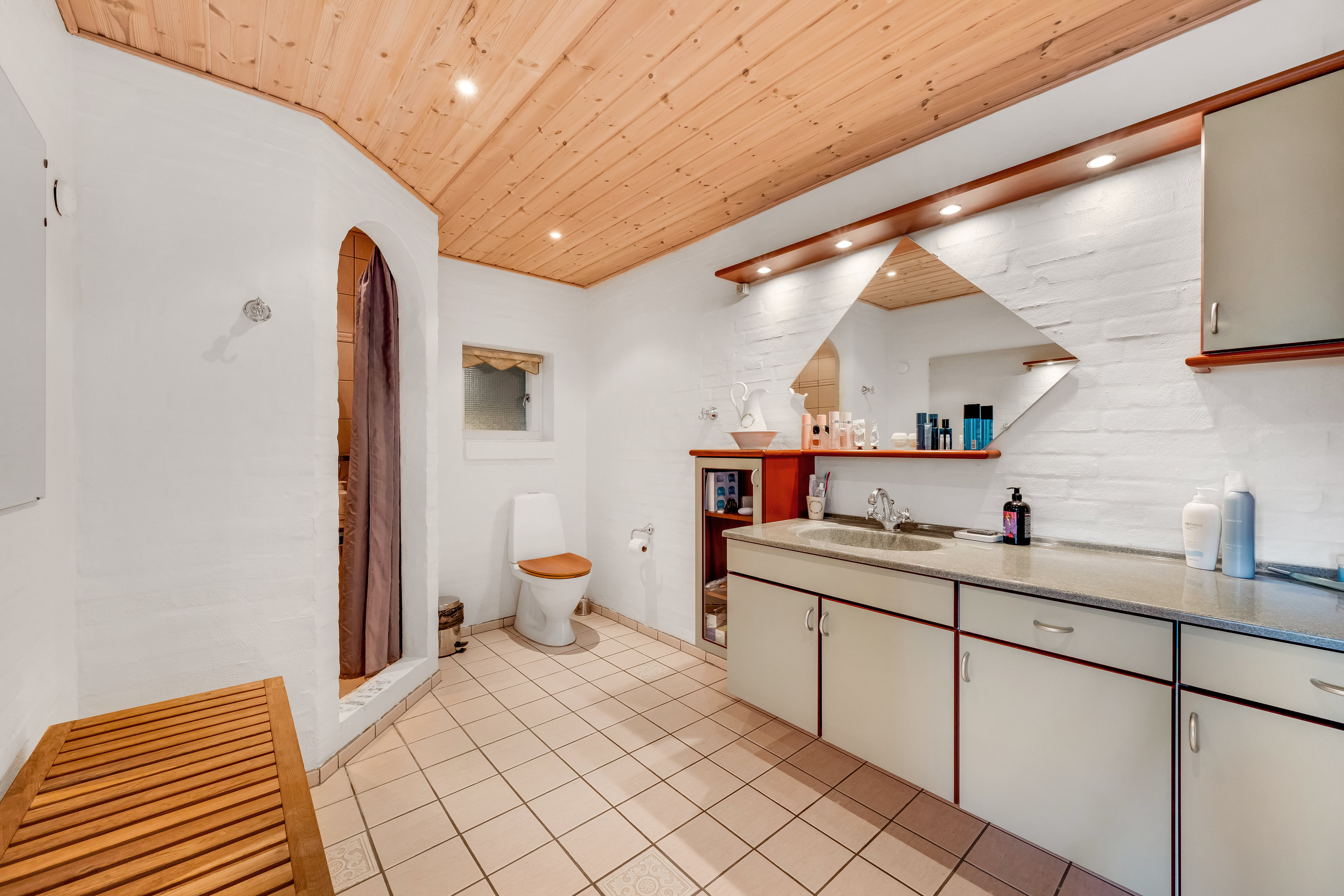 Fremhævet badeværelse billede i fuldskærmstilstand. Billede af Fabriksvej 10, 6980 Tim