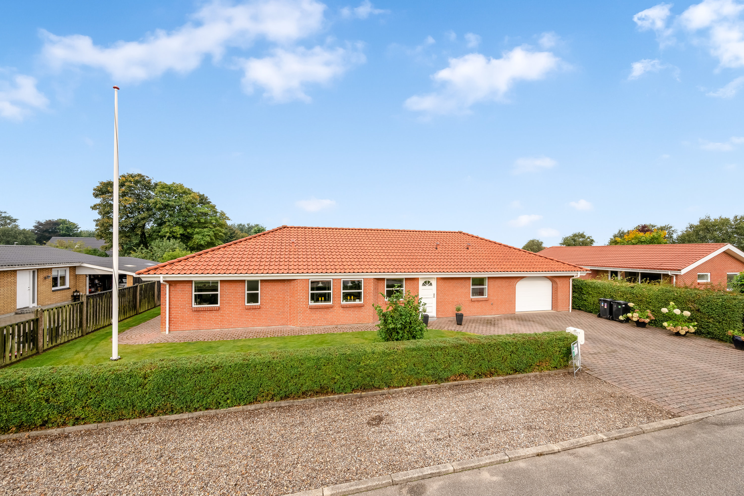 Fremhævet facade billede i fuldskærmstilstand. Billede af Fabriksvej 10, 6980 Tim