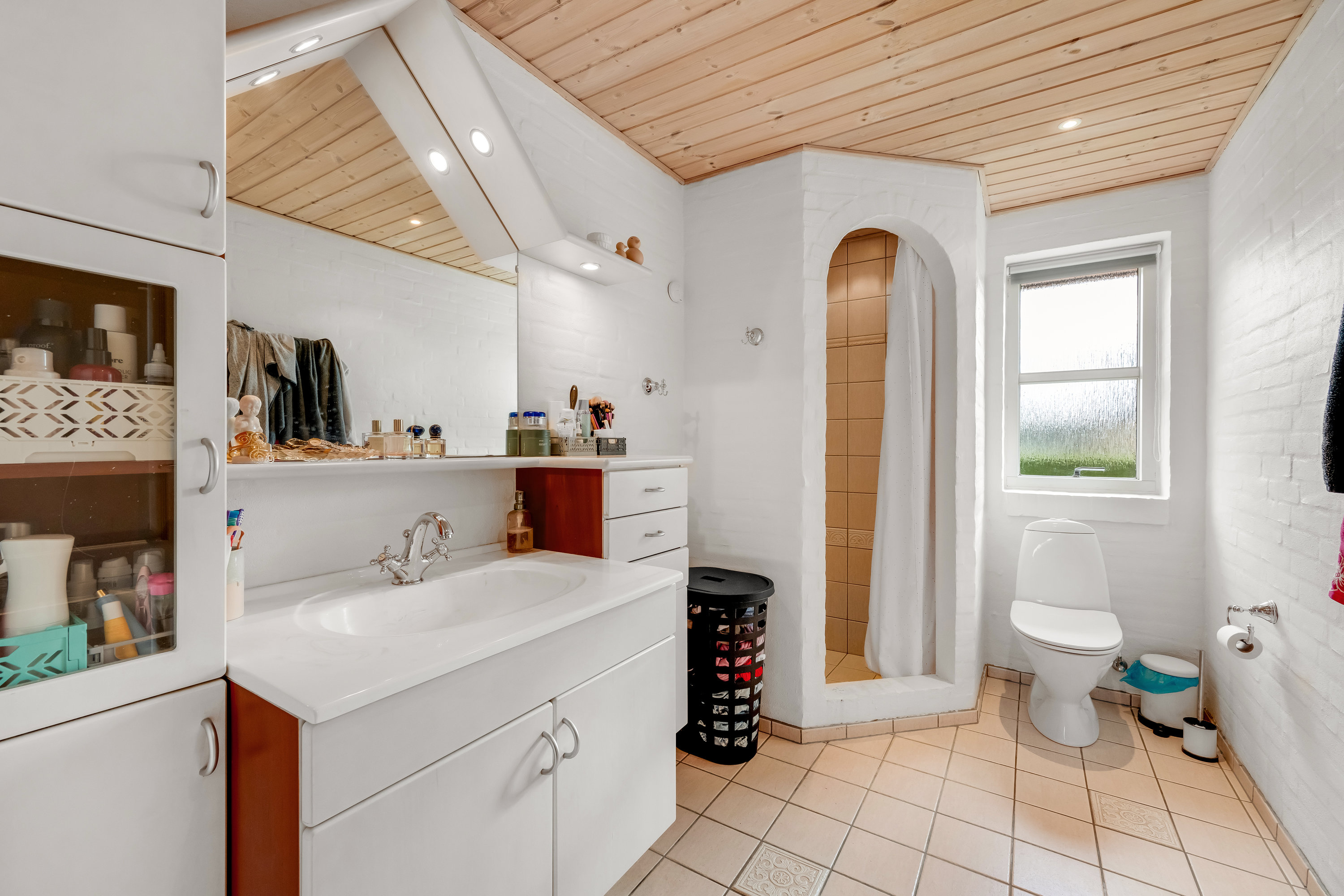 Fremhævet badeværelse billede i fuldskærmstilstand. Billede af Fabriksvej 10, 6980 Tim