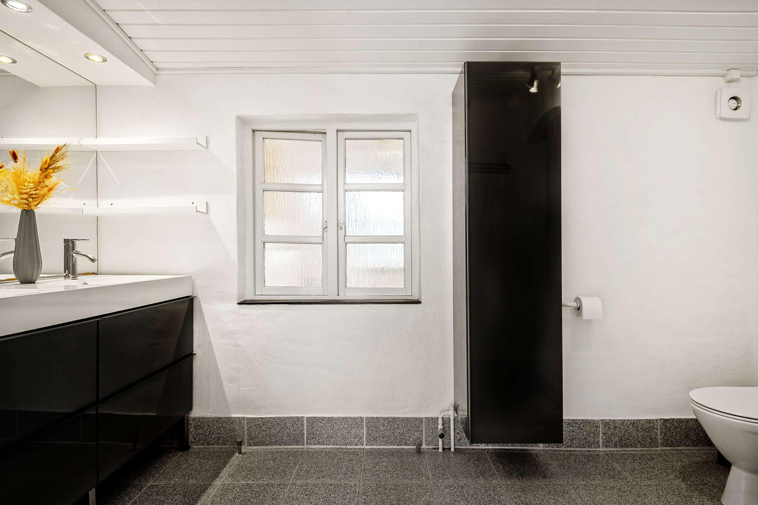 Fremhævet toilet billede i fuldskærmstilstand. Billede af Karolinelundsvej 2, 8752 Østbirk