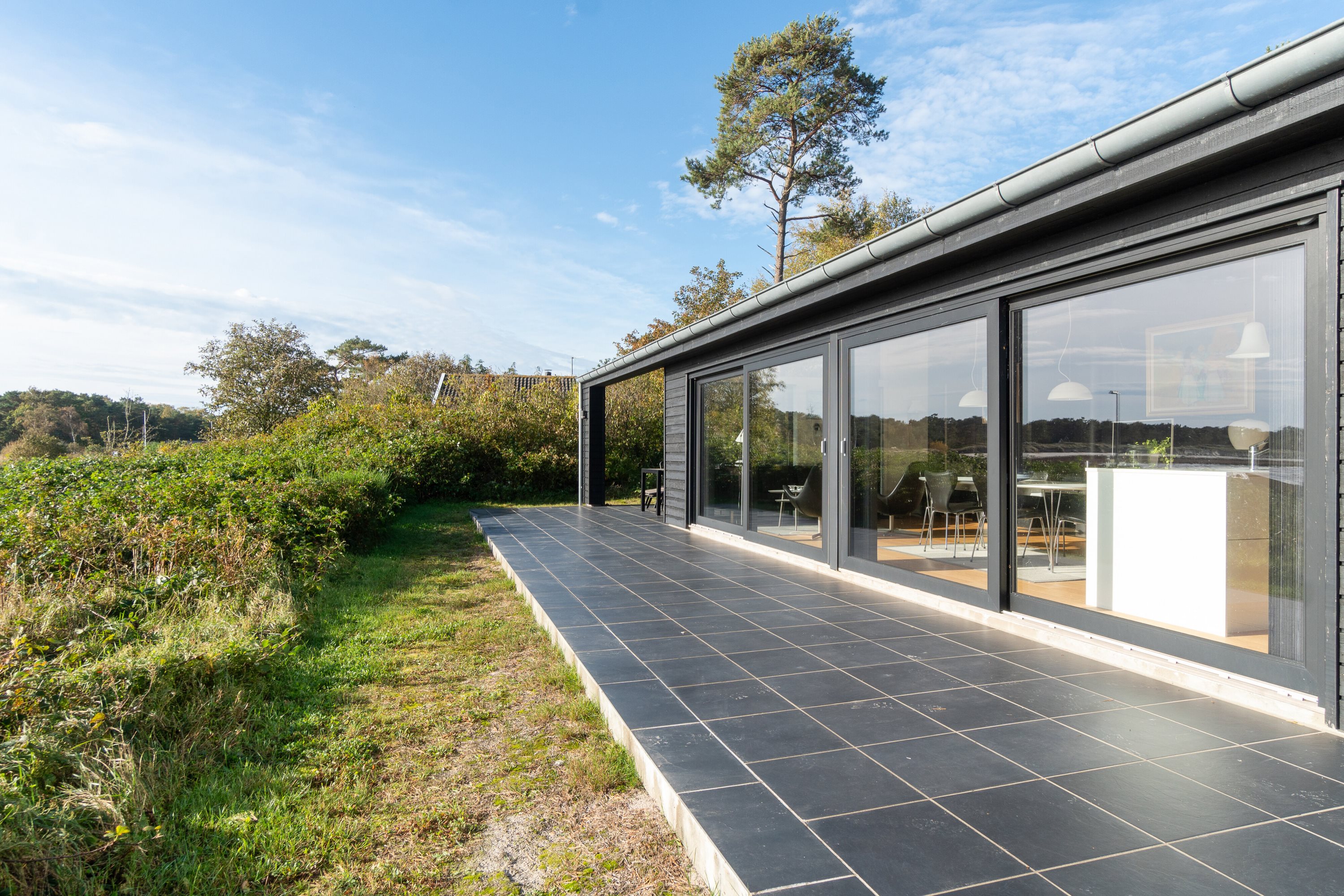 Fremhævet udendørs billede i fuldskærmstilstand. Billede af Strandvolden 17, Balka, 3730 Nexø