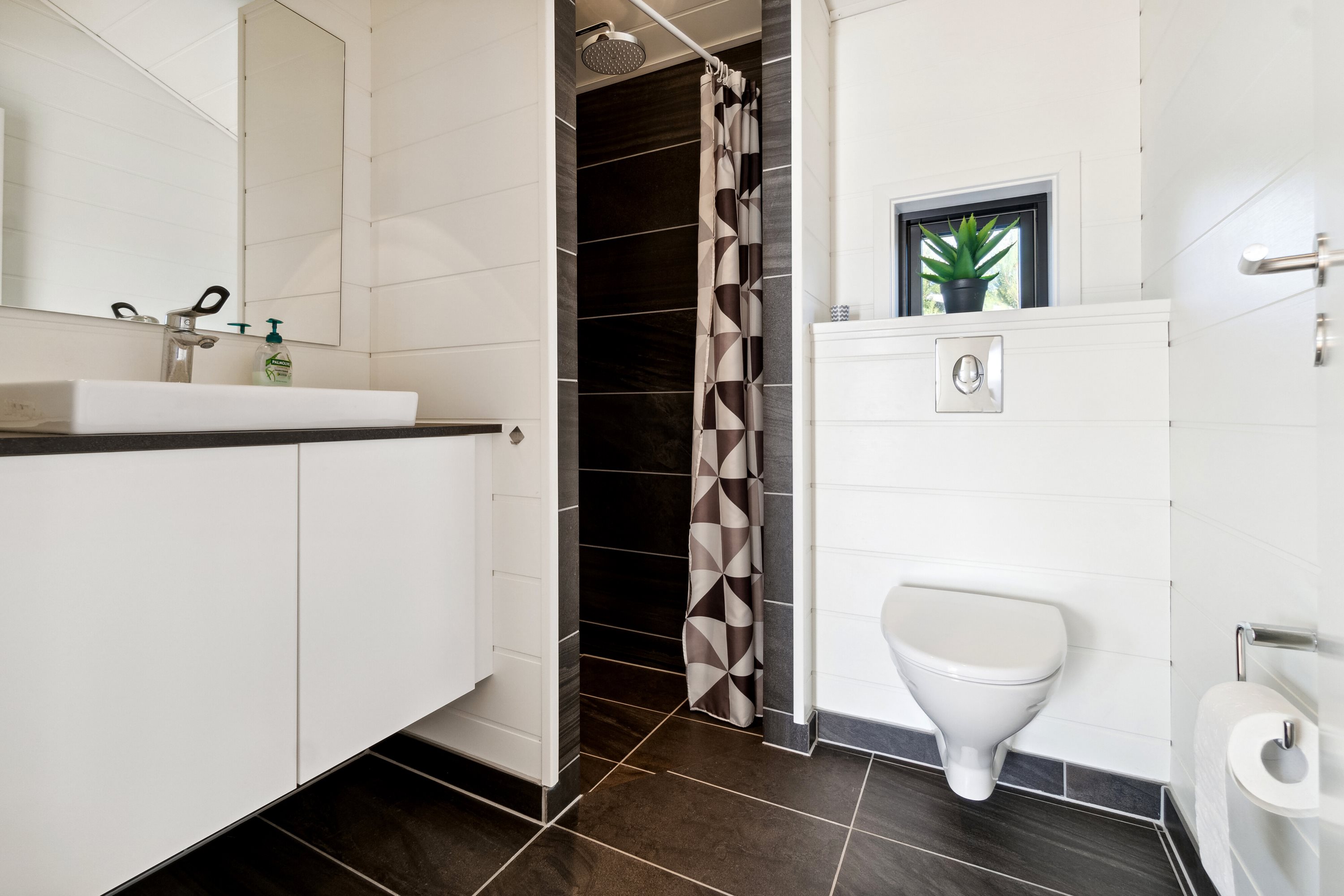 Fremhævet badeværelse billede i fuldskærmstilstand. Billede af Strandvolden 17, Balka, 3730 Nexø