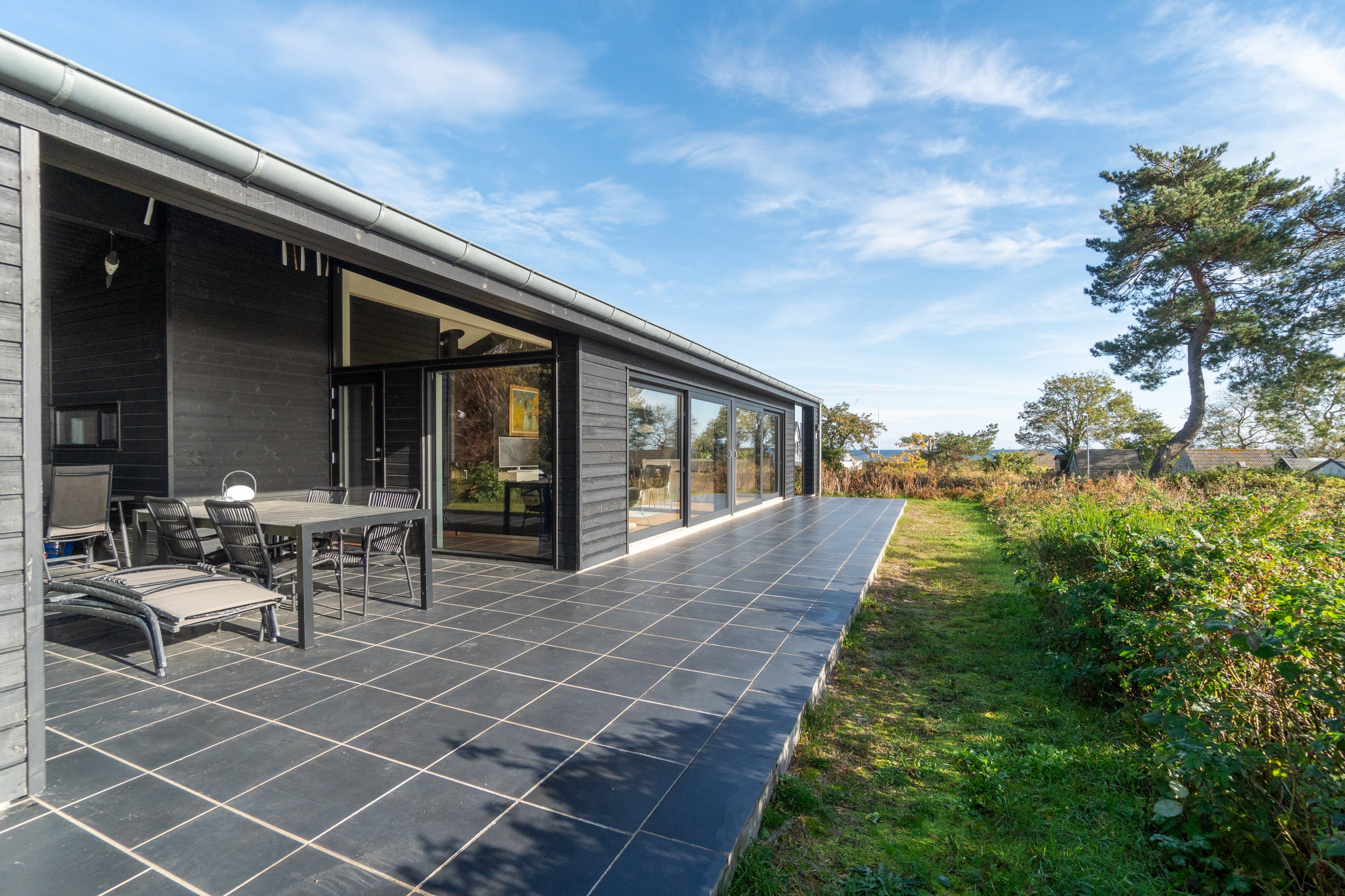 Fremhævet udendørs billede i fuldskærmstilstand. Billede af Strandvolden 17, Balka, 3730 Nexø