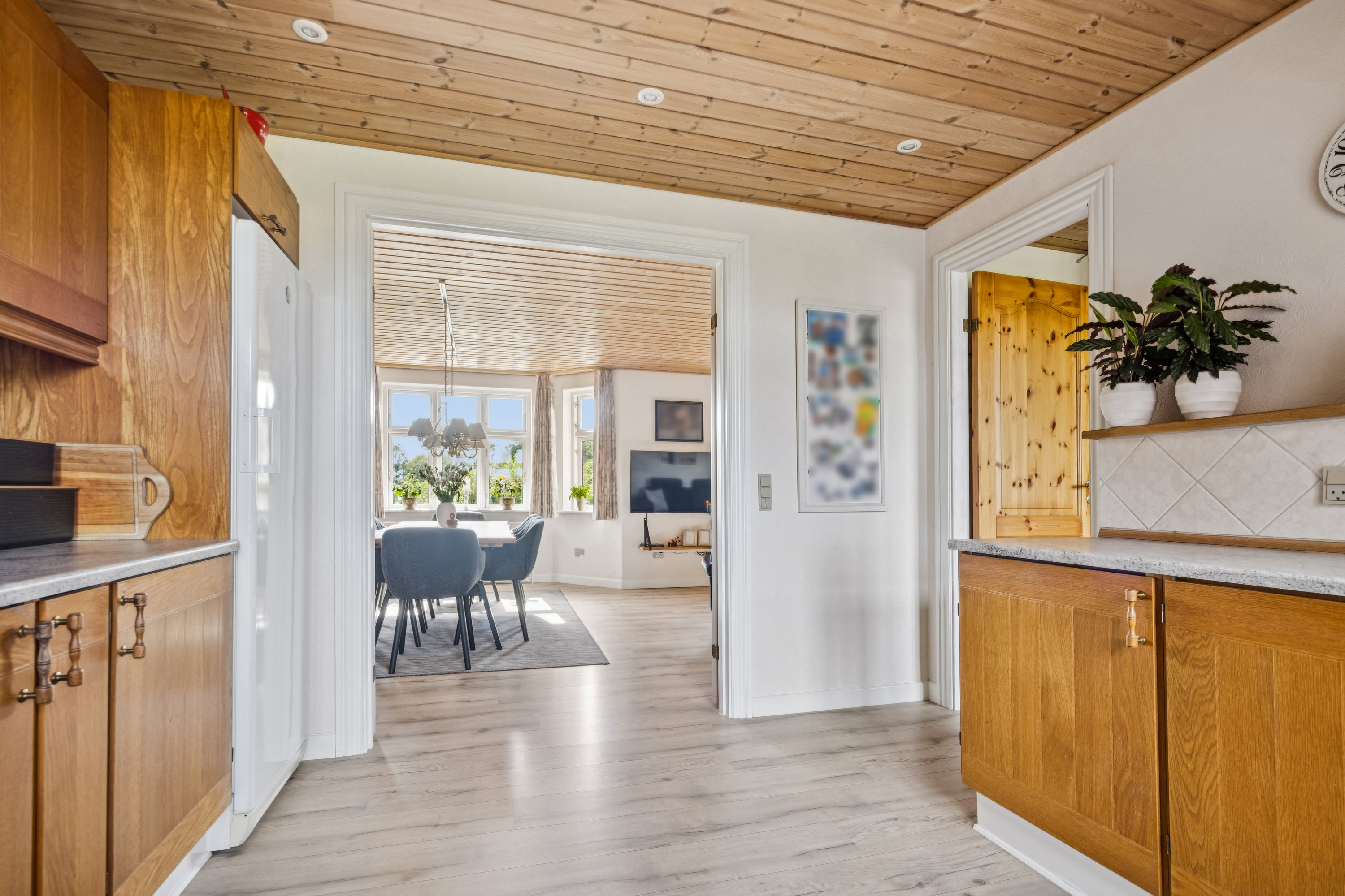 Fremhævet køkken billede i fuldskærmstilstand. Billede af Kronborgvej 13, Dalbyover, 8970 Havndal