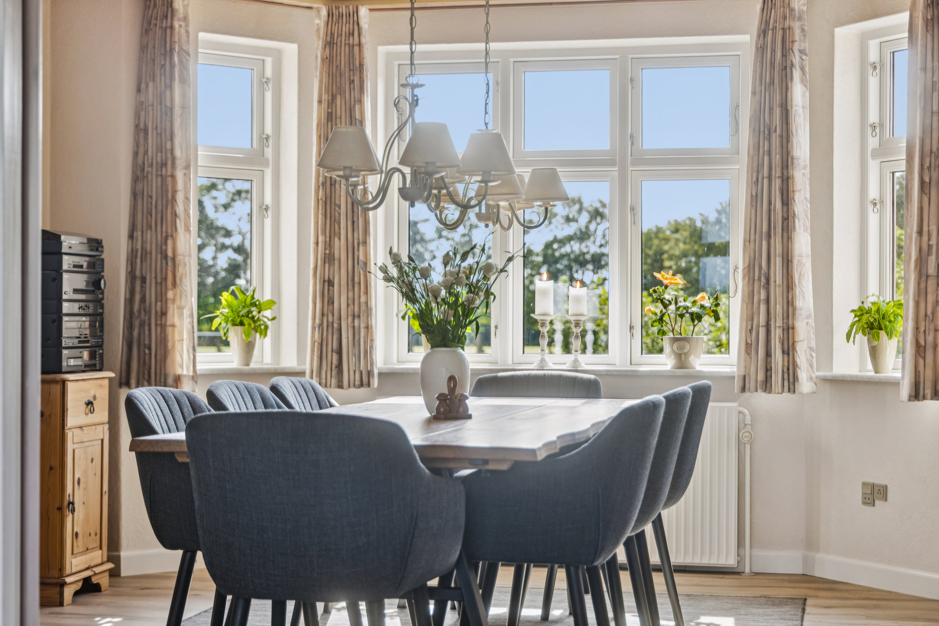 Fremhævet stue billede i fuldskærmstilstand. Billede af Kronborgvej 13, Dalbyover, 8970 Havndal