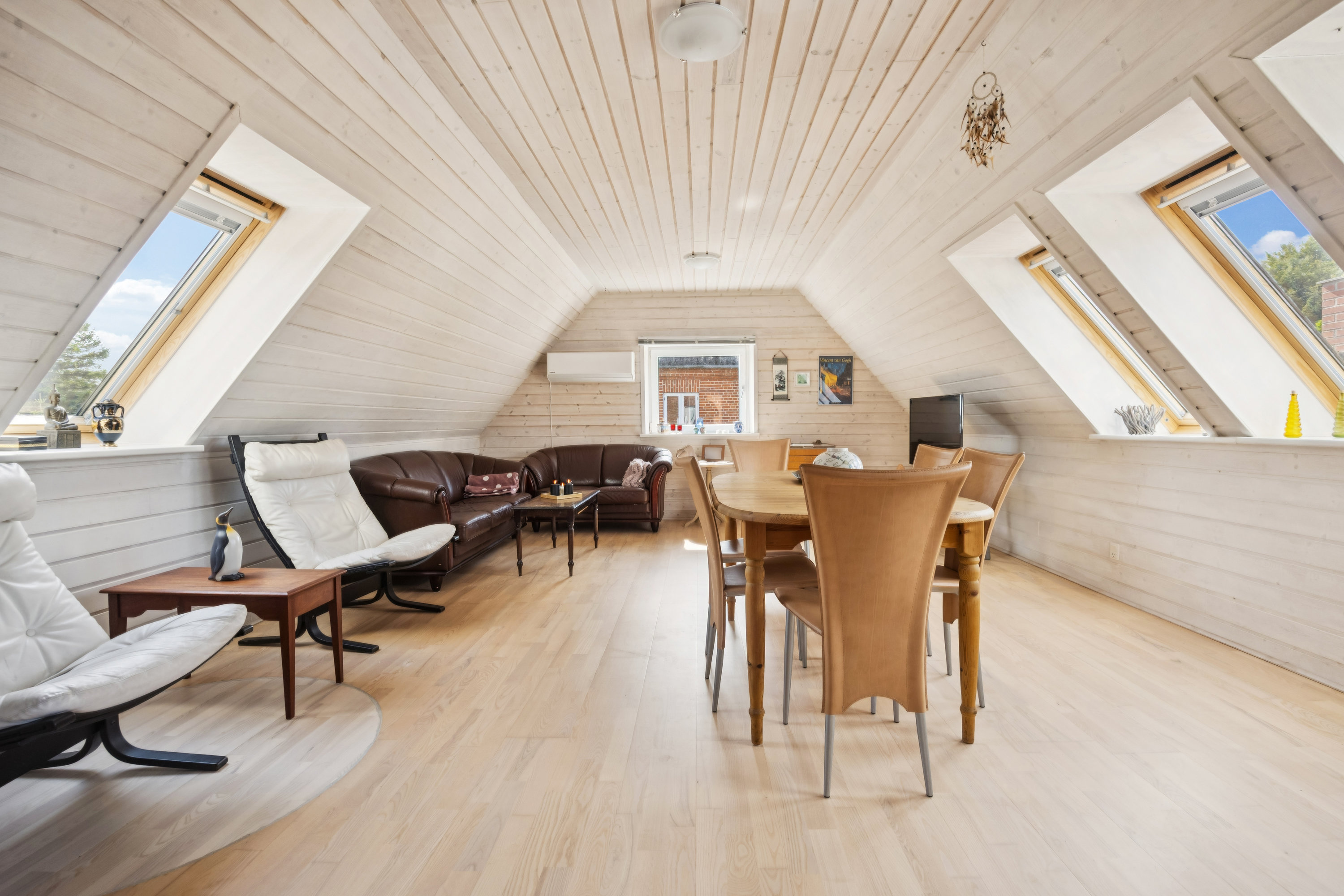 Fremhævet stue billede i fuldskærmstilstand. Billede af Klejtrupvej 80, Hvornum, 9500 Hobro