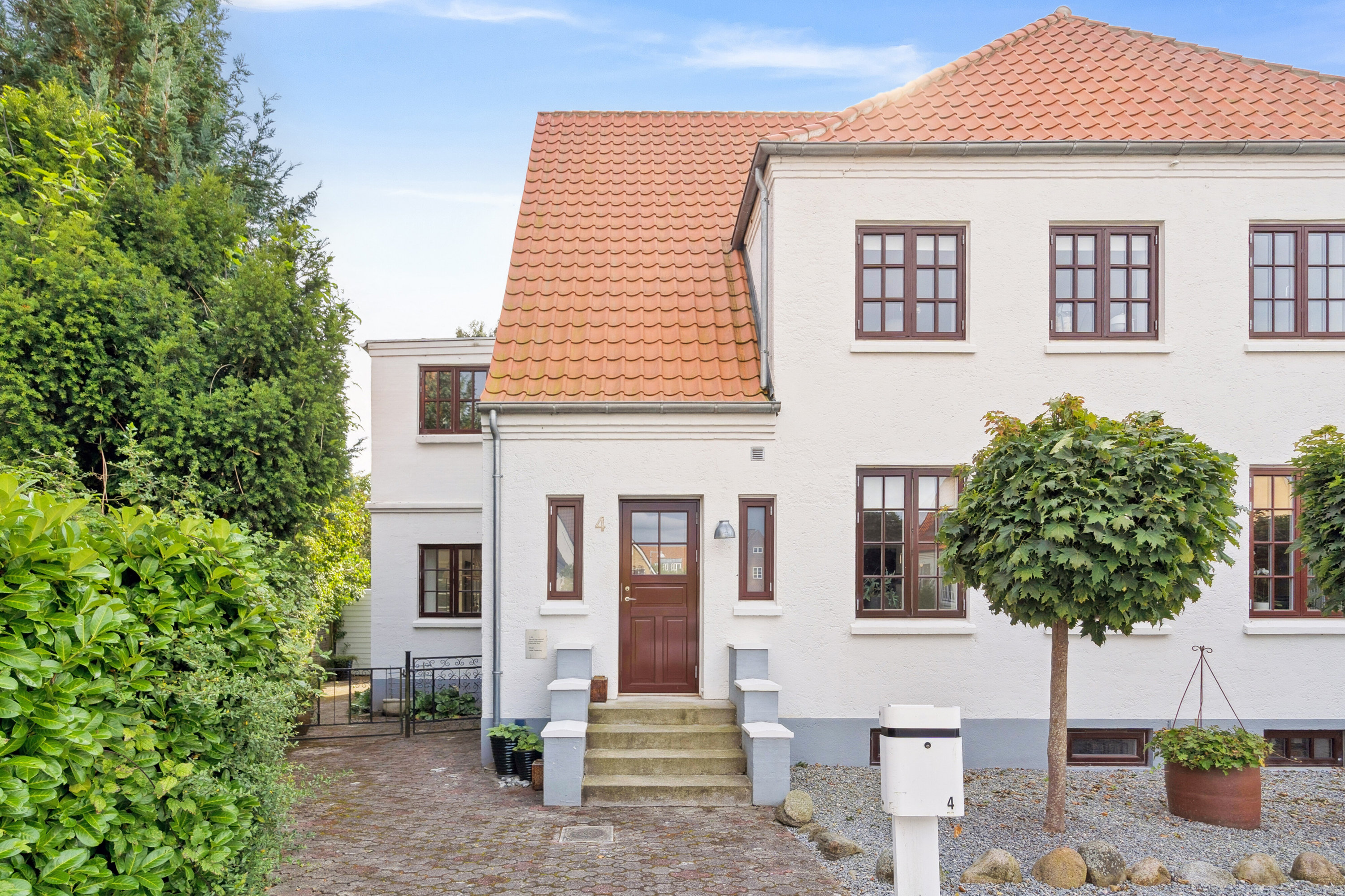 Miniaturebillede 1: set fra vejen. Billede af Sophie Breums Vænge 4B, 1., 5000 Odense C