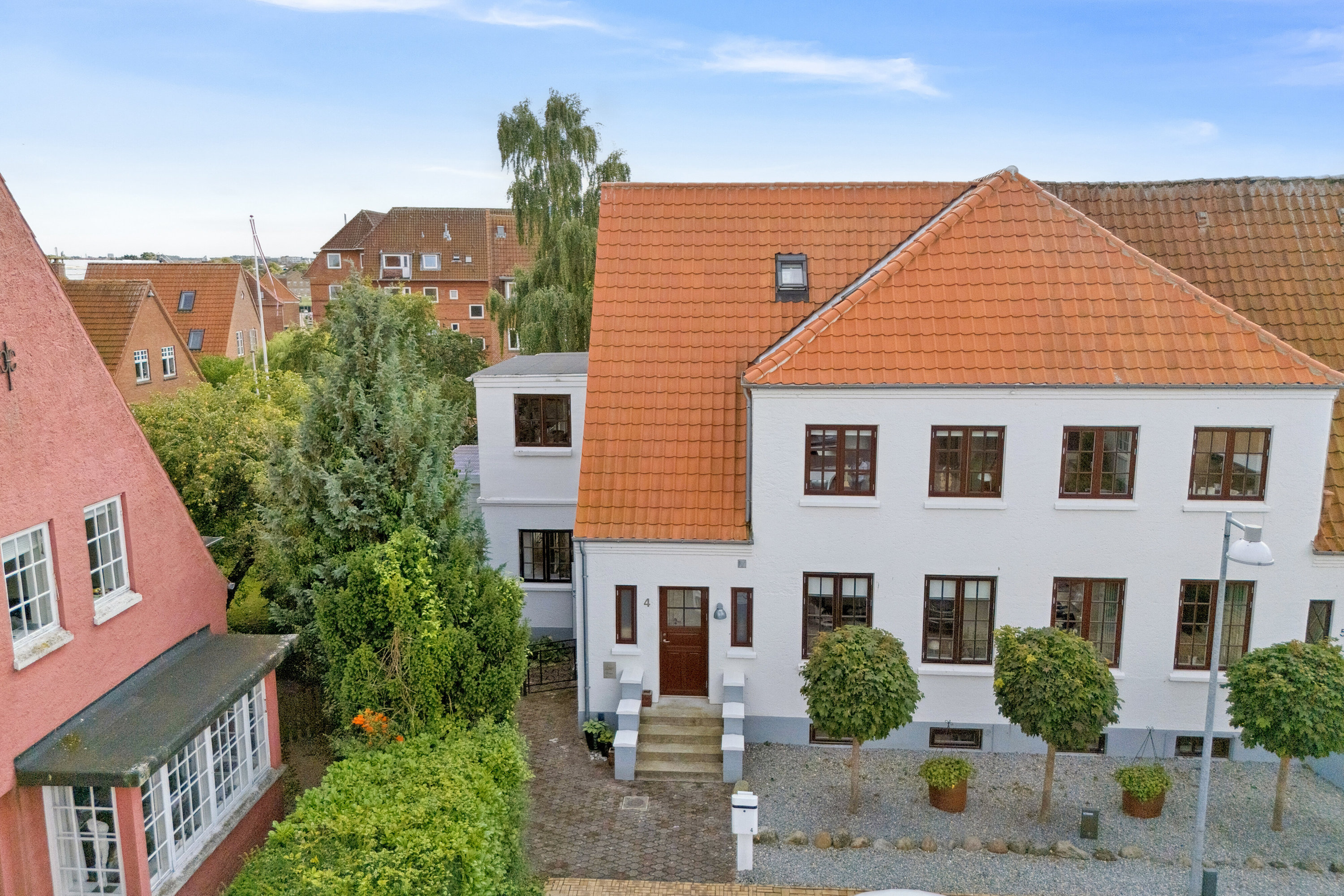 Fremhævet set fra vejen billede i fuldskærmstilstand. Billede af Sophie Breums Vænge 4B, 1., 5000 Odense C