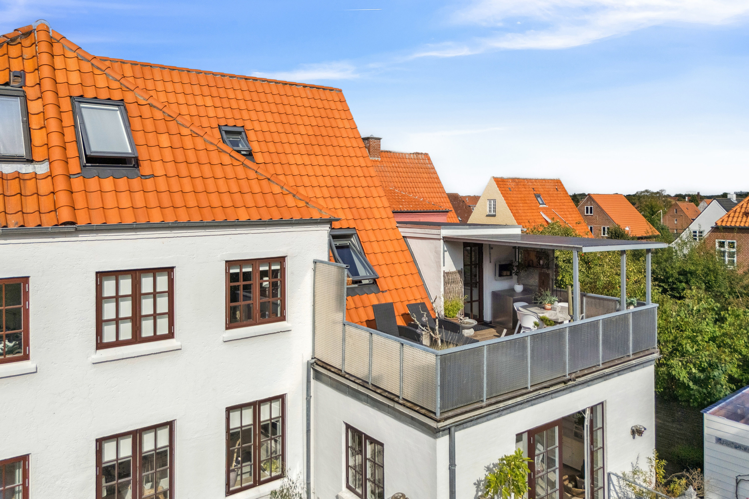 Fremhævet set fra vejen billede i fuldskærmstilstand. Billede af Sophie Breums Vænge 4B, 1., 5000 Odense C