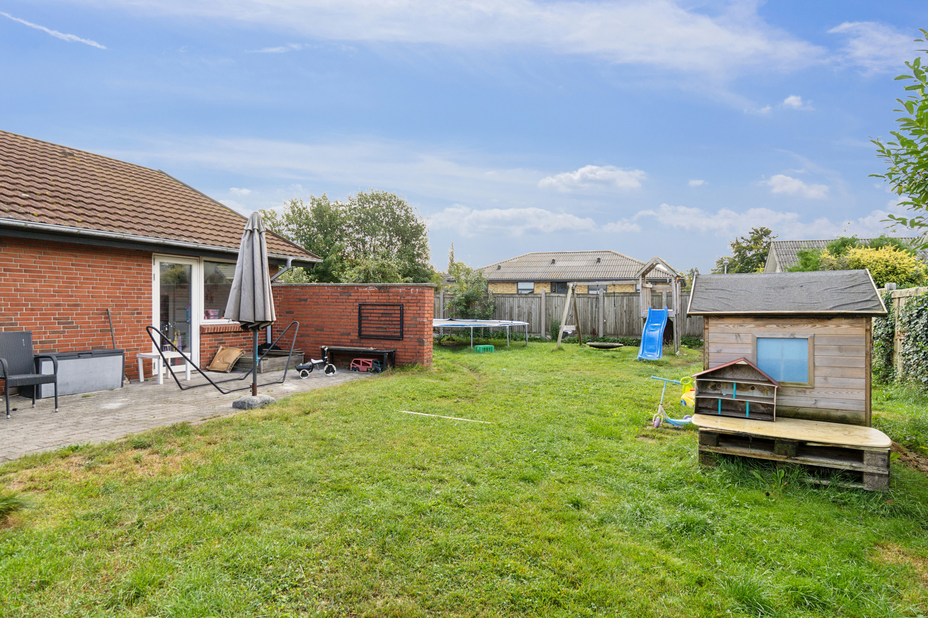 Fremhævet set fra haven billede i fuldskærmstilstand. Billede af Lupintoften 55, 7430 Ikast