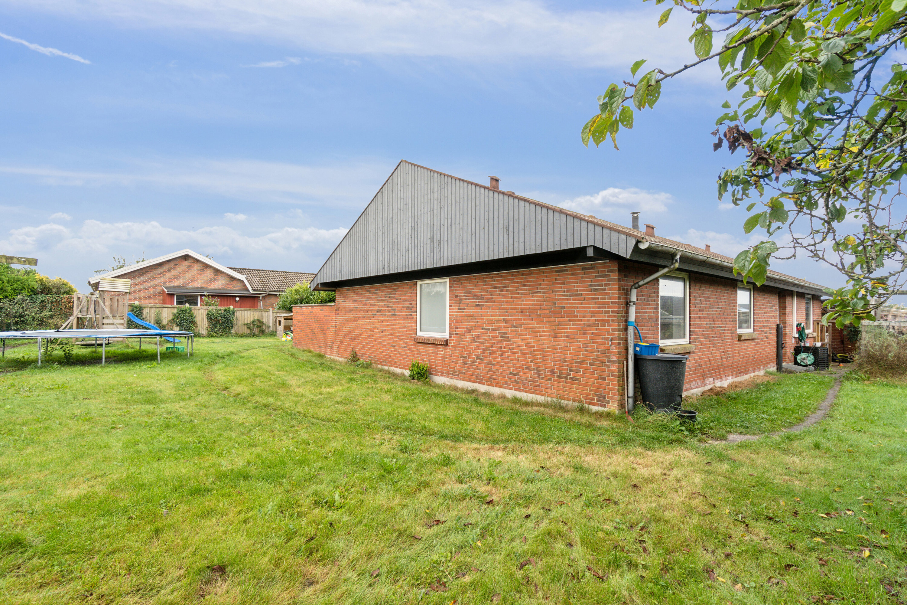 Miniaturebillede 1: set fra haven. Billede af Lupintoften 55, 7430 Ikast