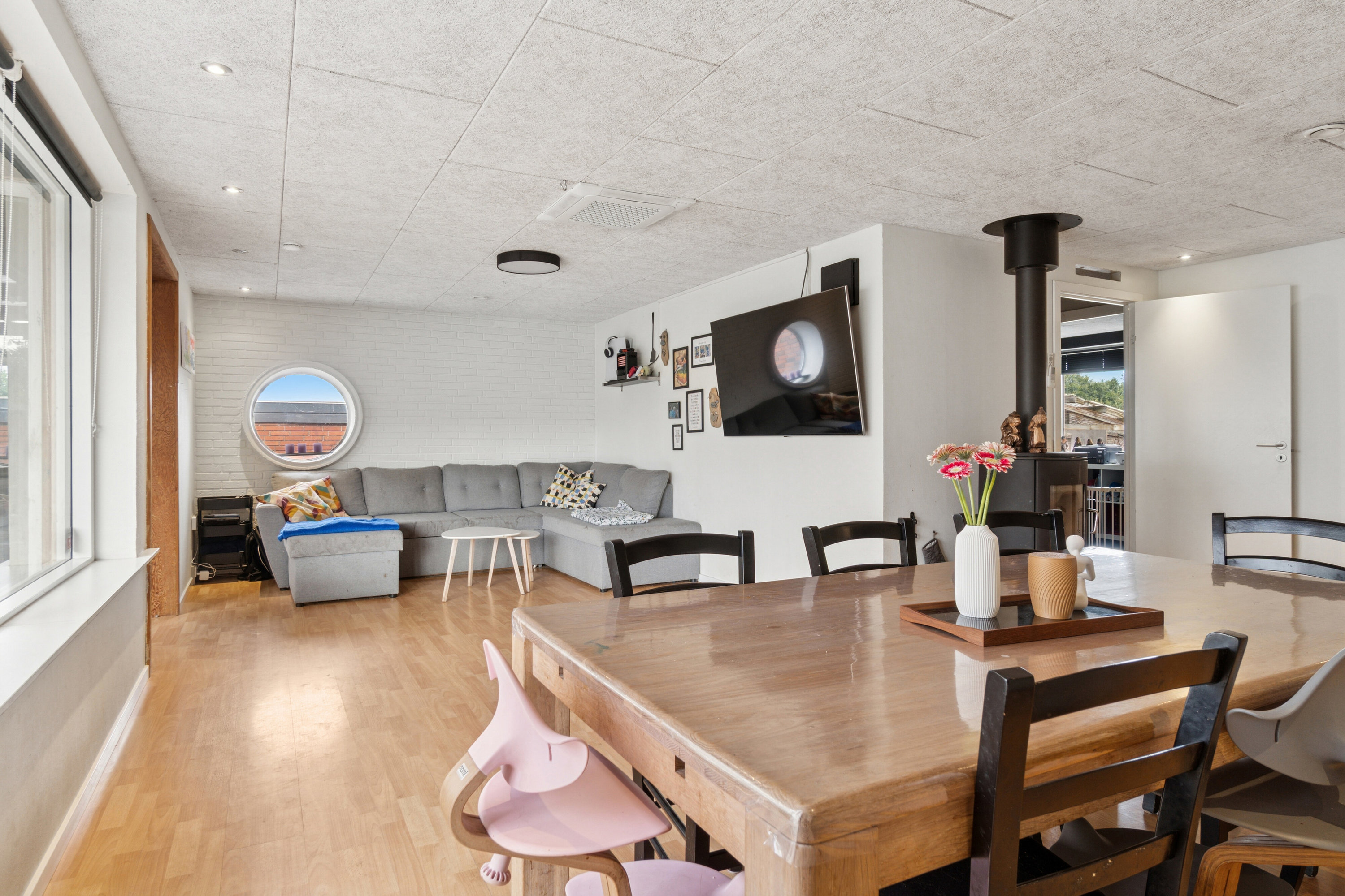 Fremhævet stue billede i fuldskærmstilstand. Billede af Lupintoften 55, 7430 Ikast