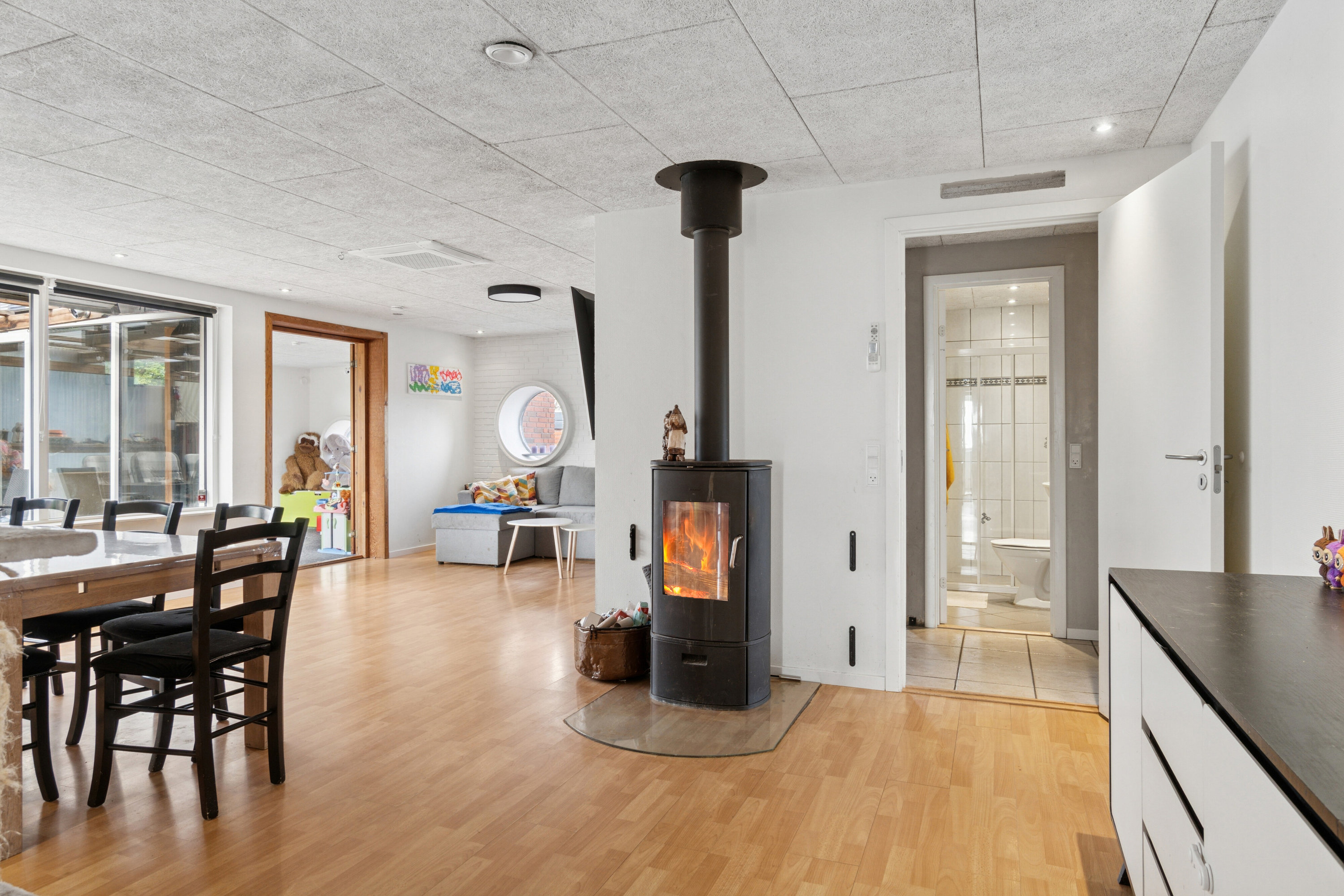 Fremhævet stue billede i fuldskærmstilstand. Billede af Lupintoften 55, 7430 Ikast