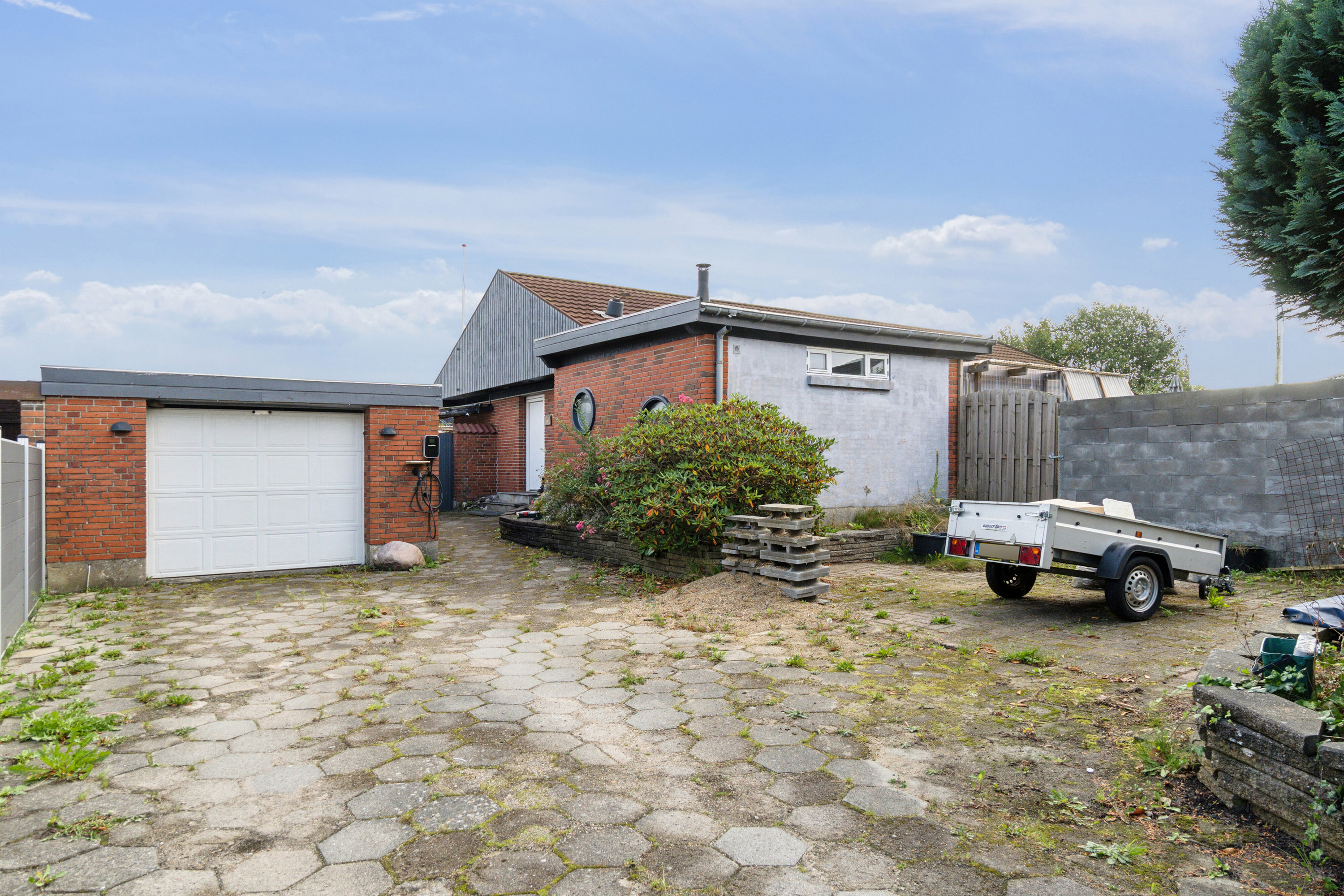 Fremhævet set fra haven billede i fuldskærmstilstand. Billede af Lupintoften 55, 7430 Ikast