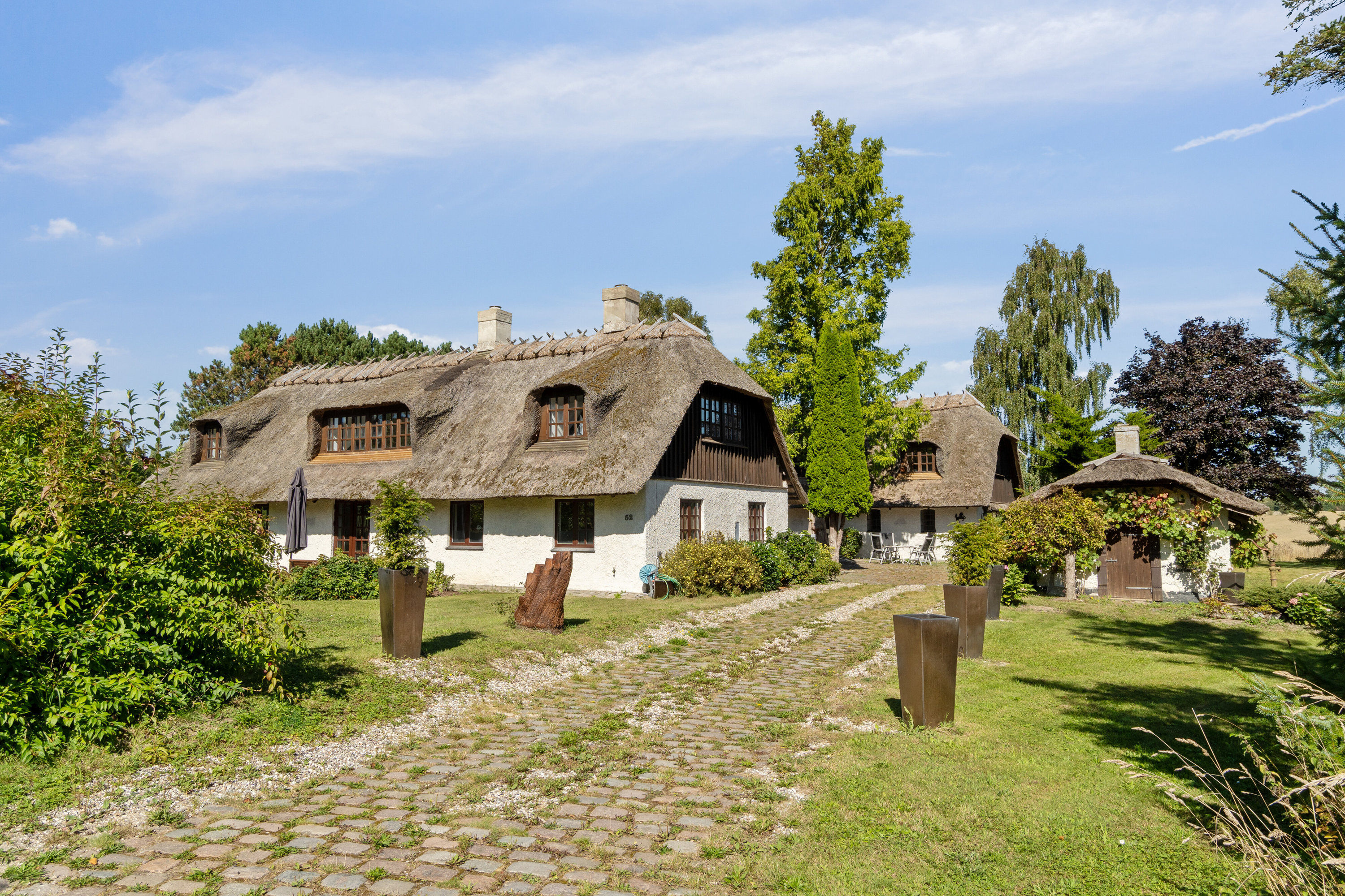 Fremhævet set fra vejen billede i fuldskærmstilstand. Billede af Strandbakken 52, Klinteby, 4736 Karrebæksminde