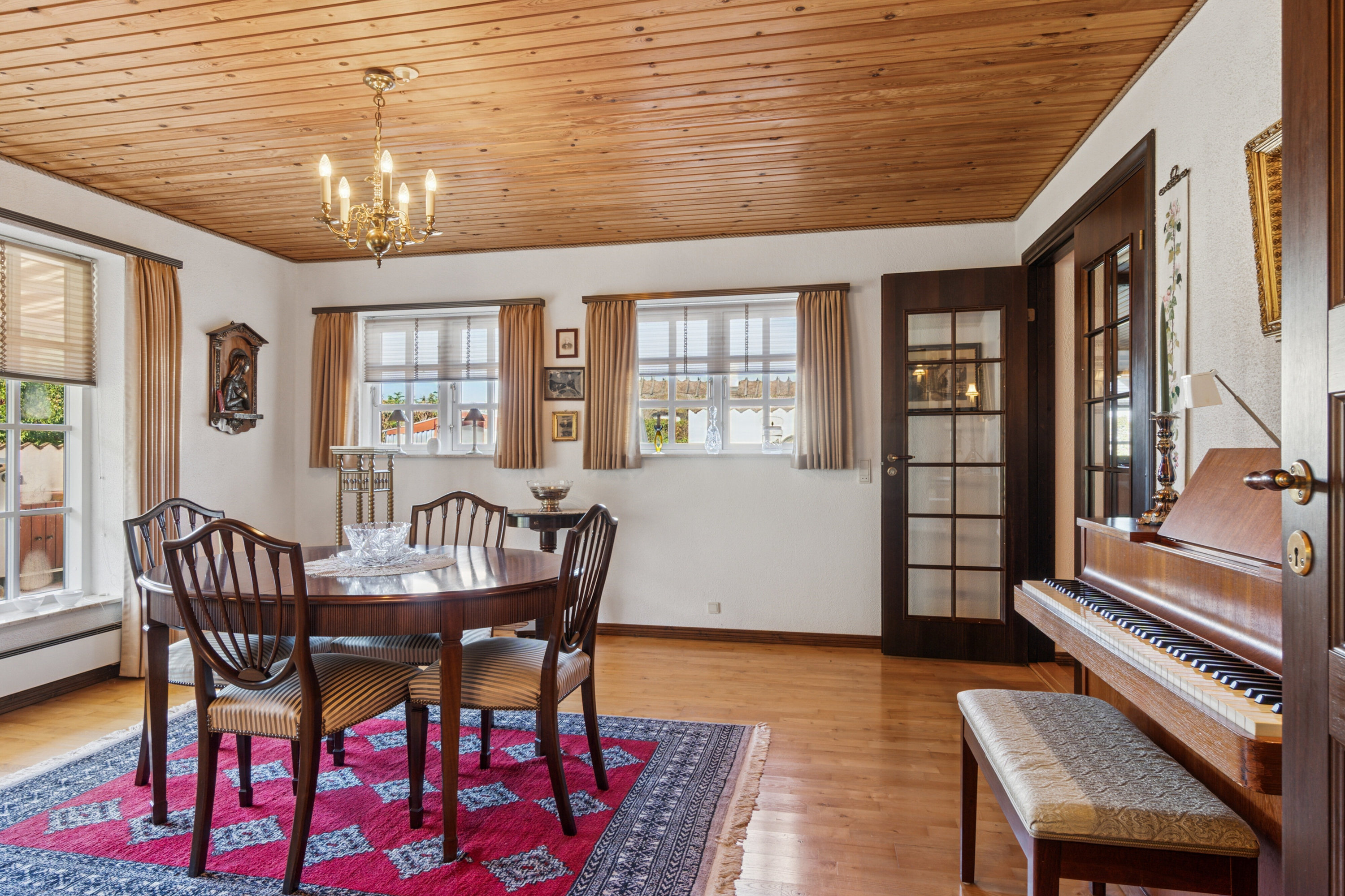 Fremhævet spisestue billede i fuldskærmstilstand. Billede af Runddelen 2, 4040 Jyllinge