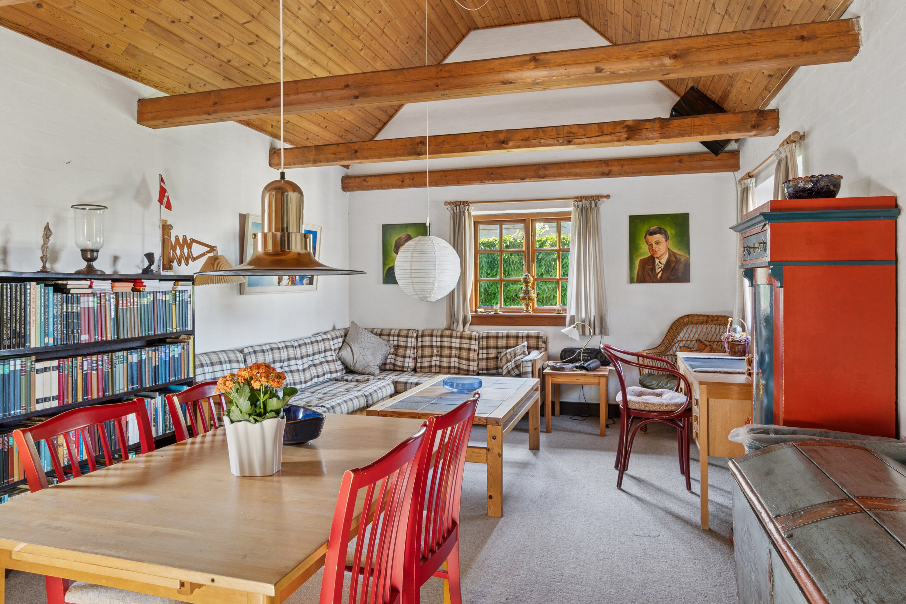 Fremhævet spisestue billede i fuldskærmstilstand. Billede af Runddelen 2, 4040 Jyllinge