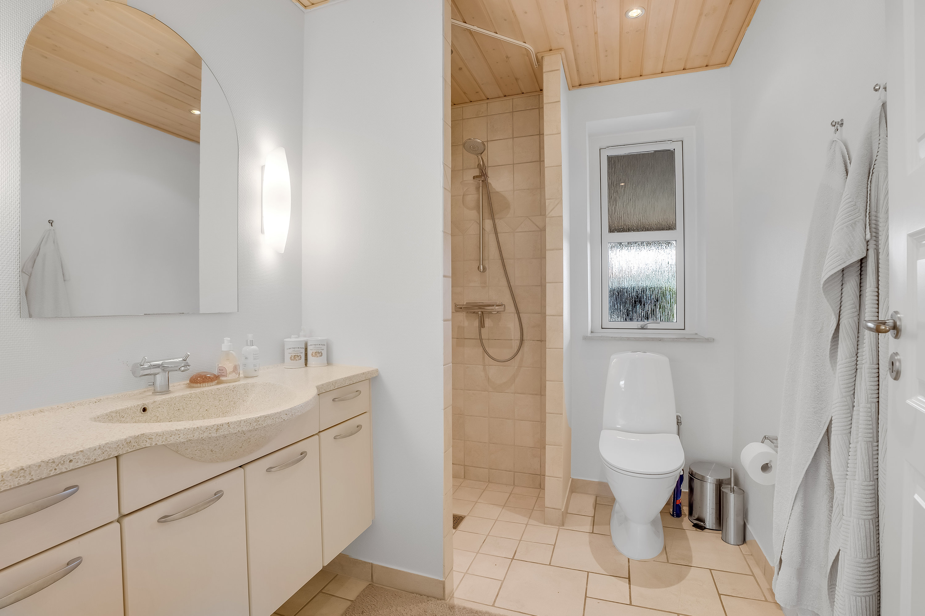 Fremhævet badeværelse billede i fuldskærmstilstand. Billede af Havesangervej 42, 4930 Maribo