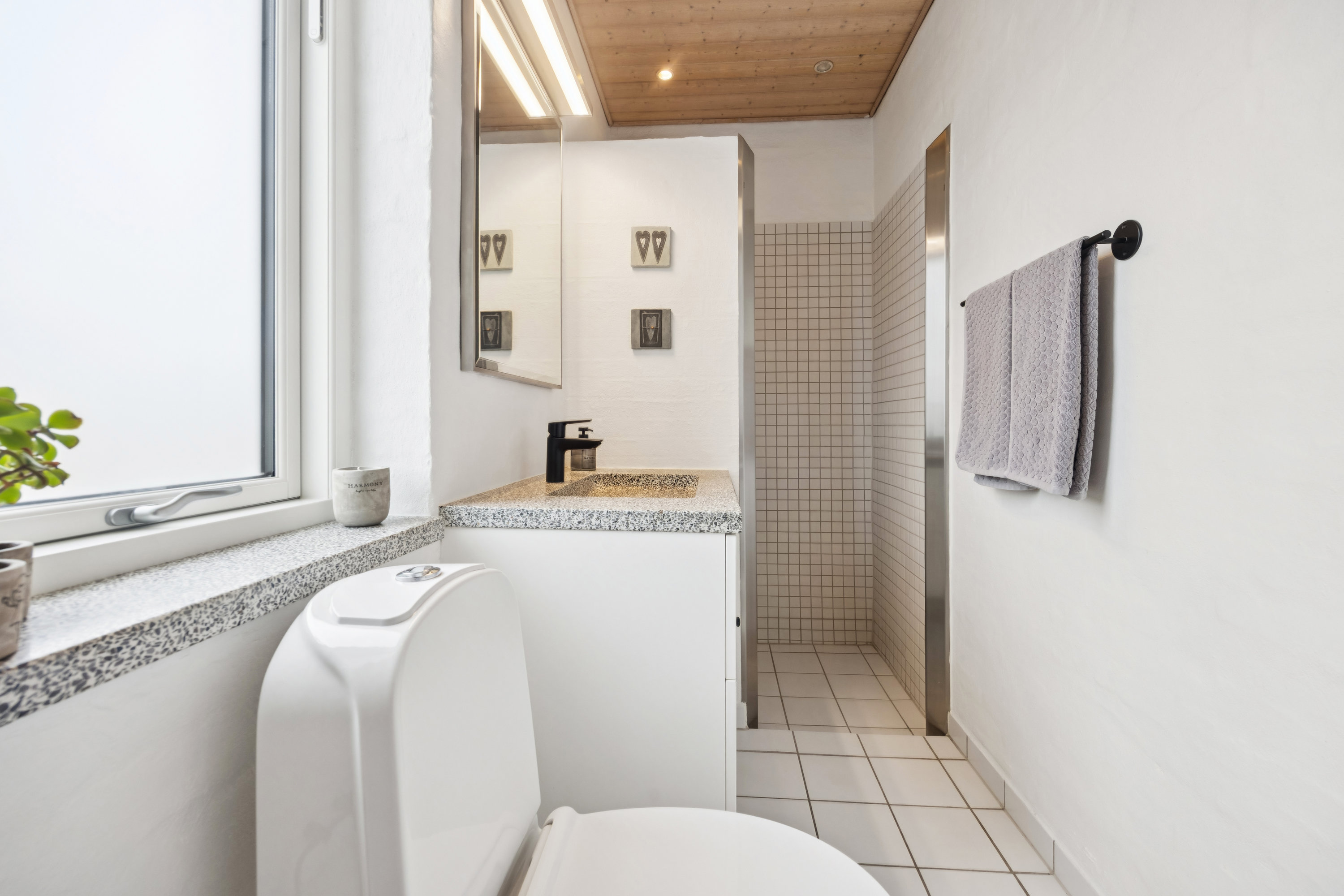 Fremhævet badeværelse billede i fuldskærmstilstand. Billede af Toftevej 11, 9400 Nørresundby