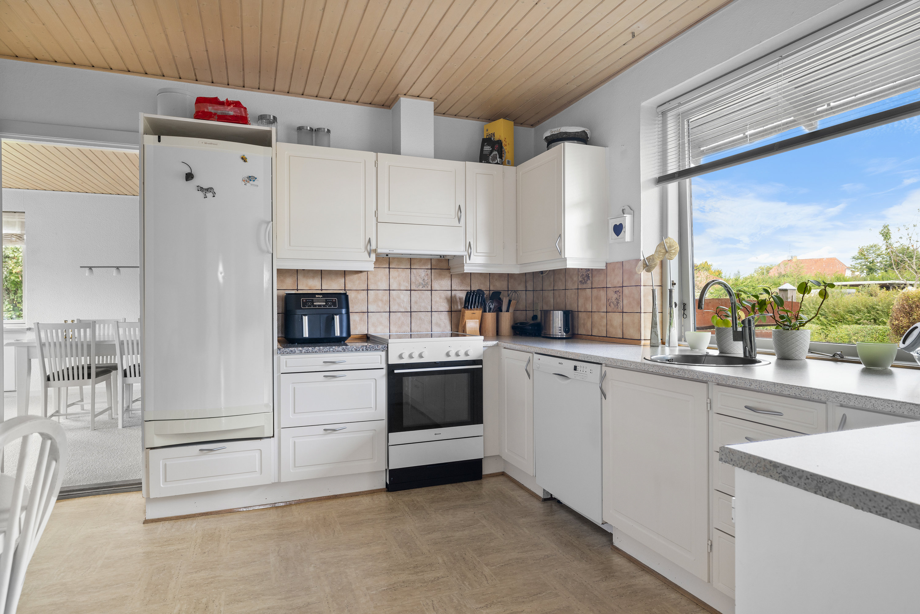 Fremhævet køkken billede i fuldskærmstilstand. Billede af Hesselhøjvej 28, Brobyværk, 5672 Broby