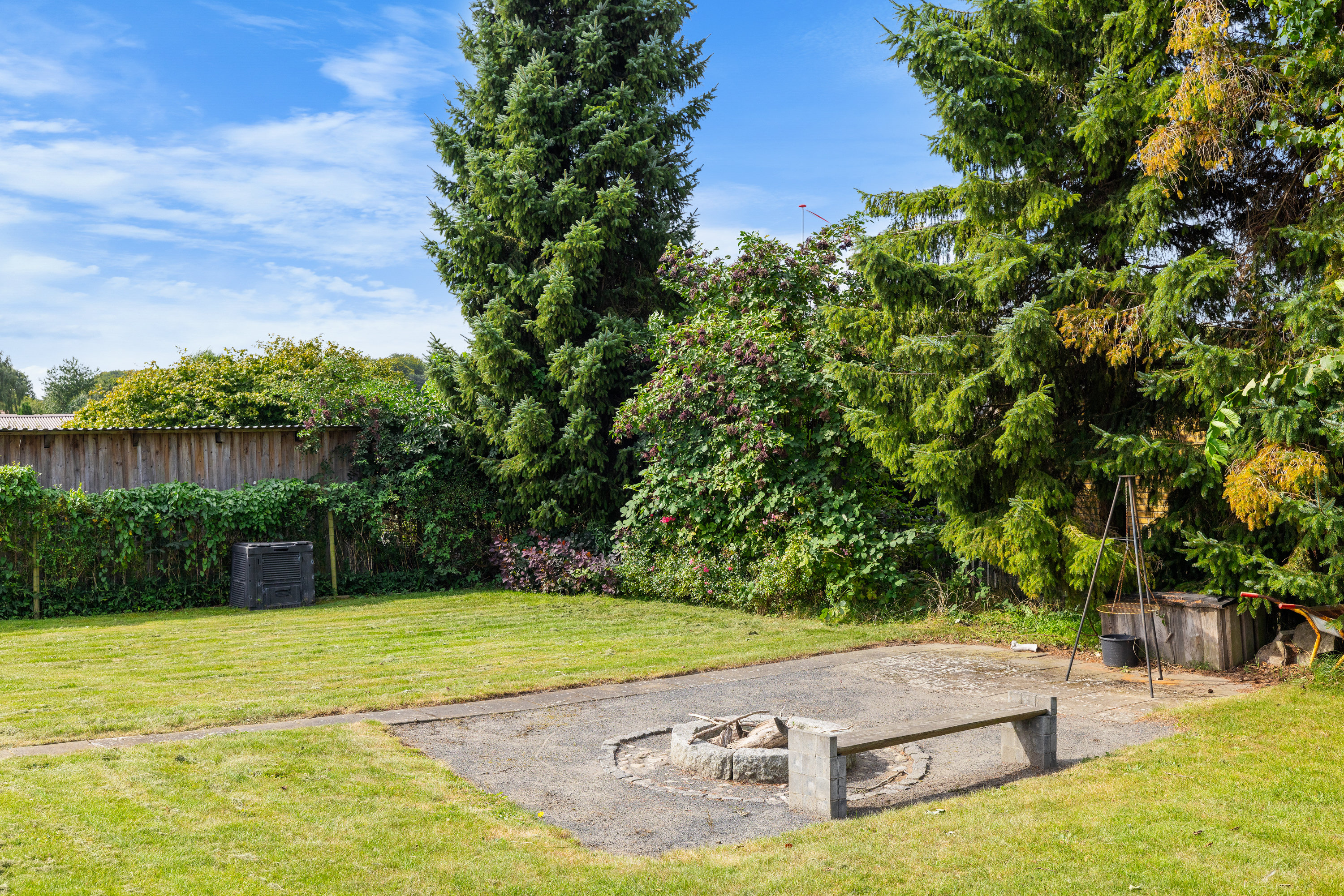 Fremhævet gårdmiljø billede i fuldskærmstilstand. Billede af Hesselhøjvej 28, Brobyværk, 5672 Broby