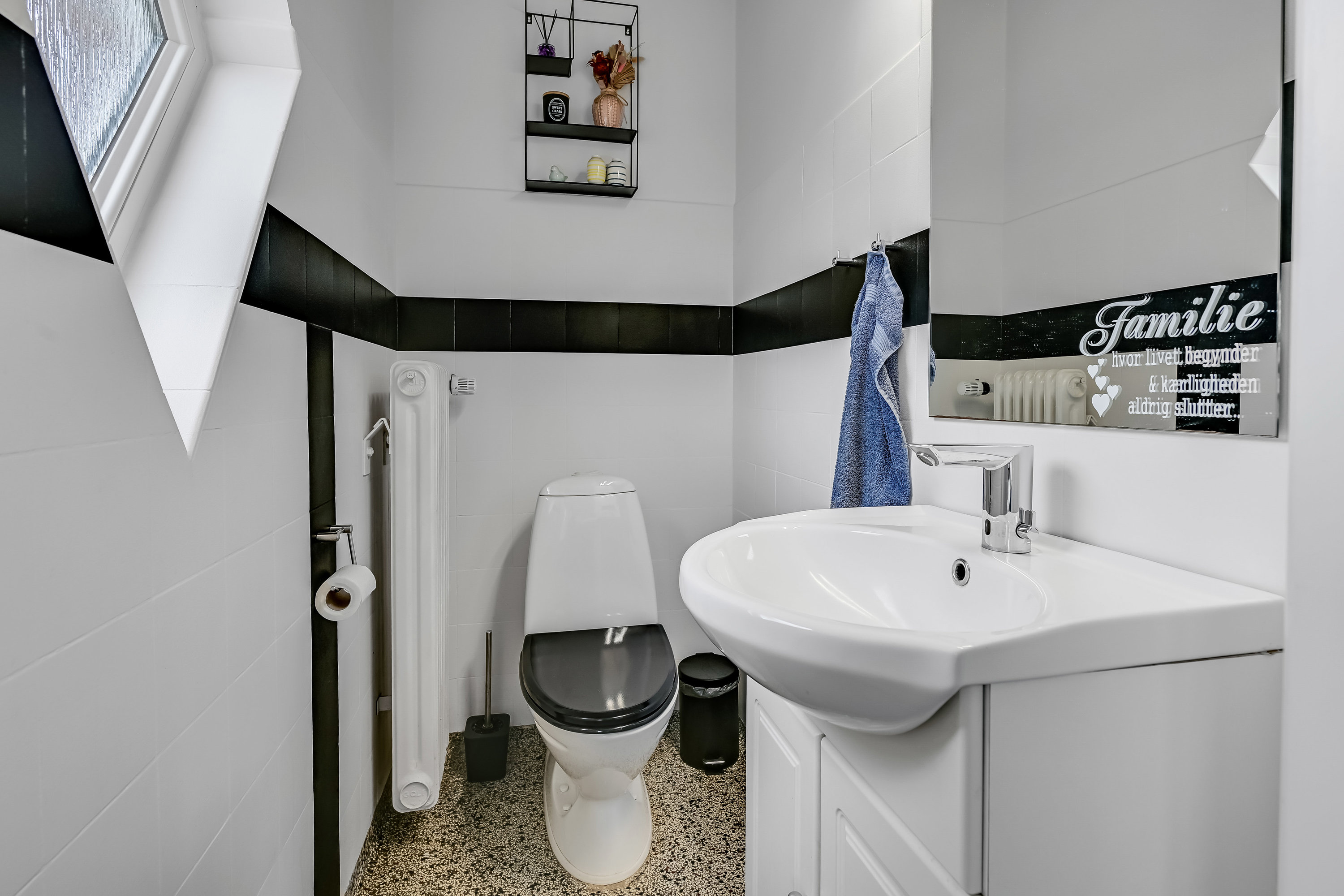 Fremhævet toilet billede i fuldskærmstilstand. Billede af Egebjerg Landevej 90, Vesterhede, 7250 Hejnsvig