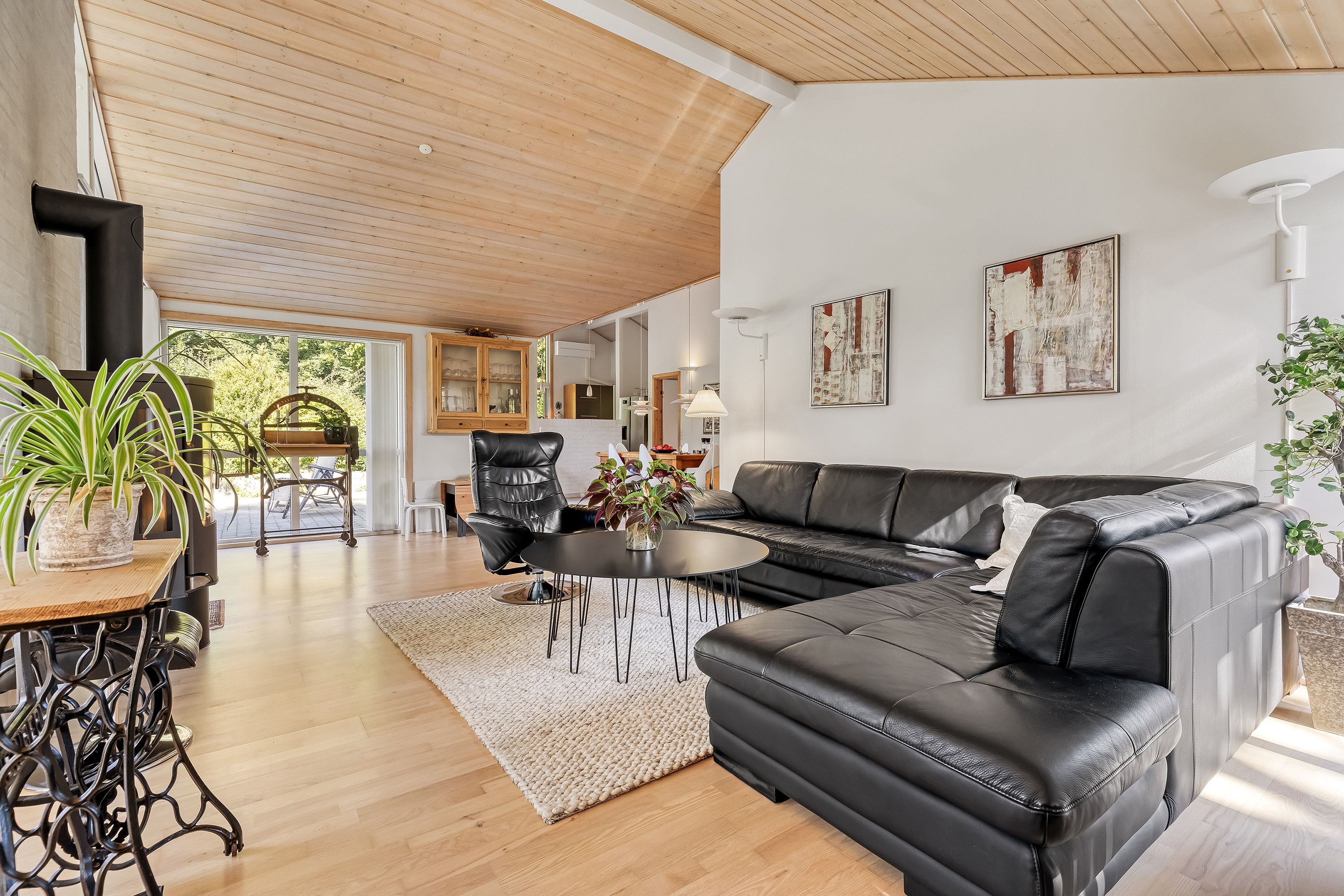 Fremhævet stue billede i fuldskærmstilstand. Billede af Karl Andersens Vej 24, Rågeleje, 3210 Vejby