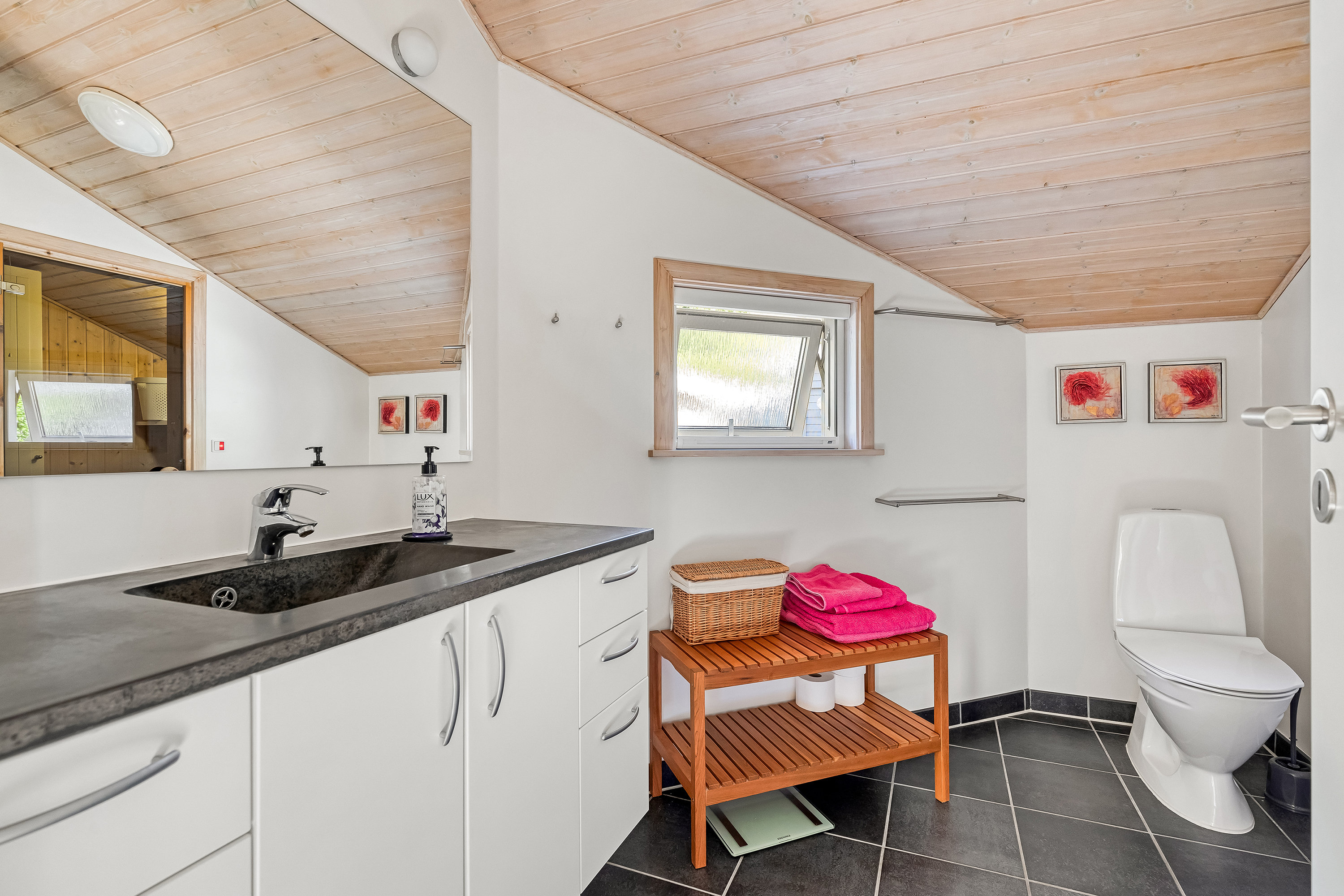 Fremhævet badeværelse billede i fuldskærmstilstand. Billede af Karl Andersens Vej 24, Rågeleje, 3210 Vejby